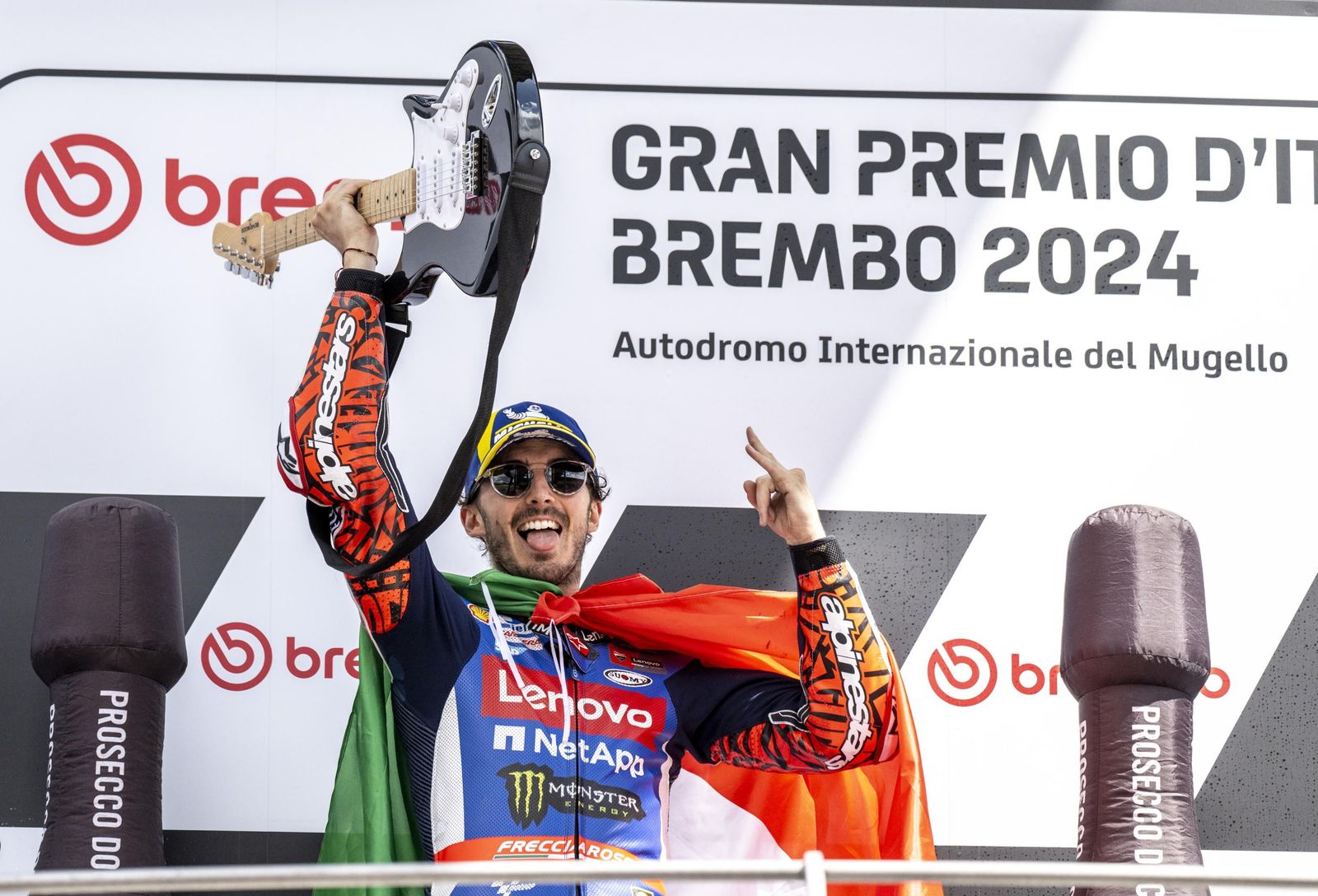 Bagnaia celebra su triunfo en MotoGP tras la carrera en el circuito de Mugello en Scarperia.