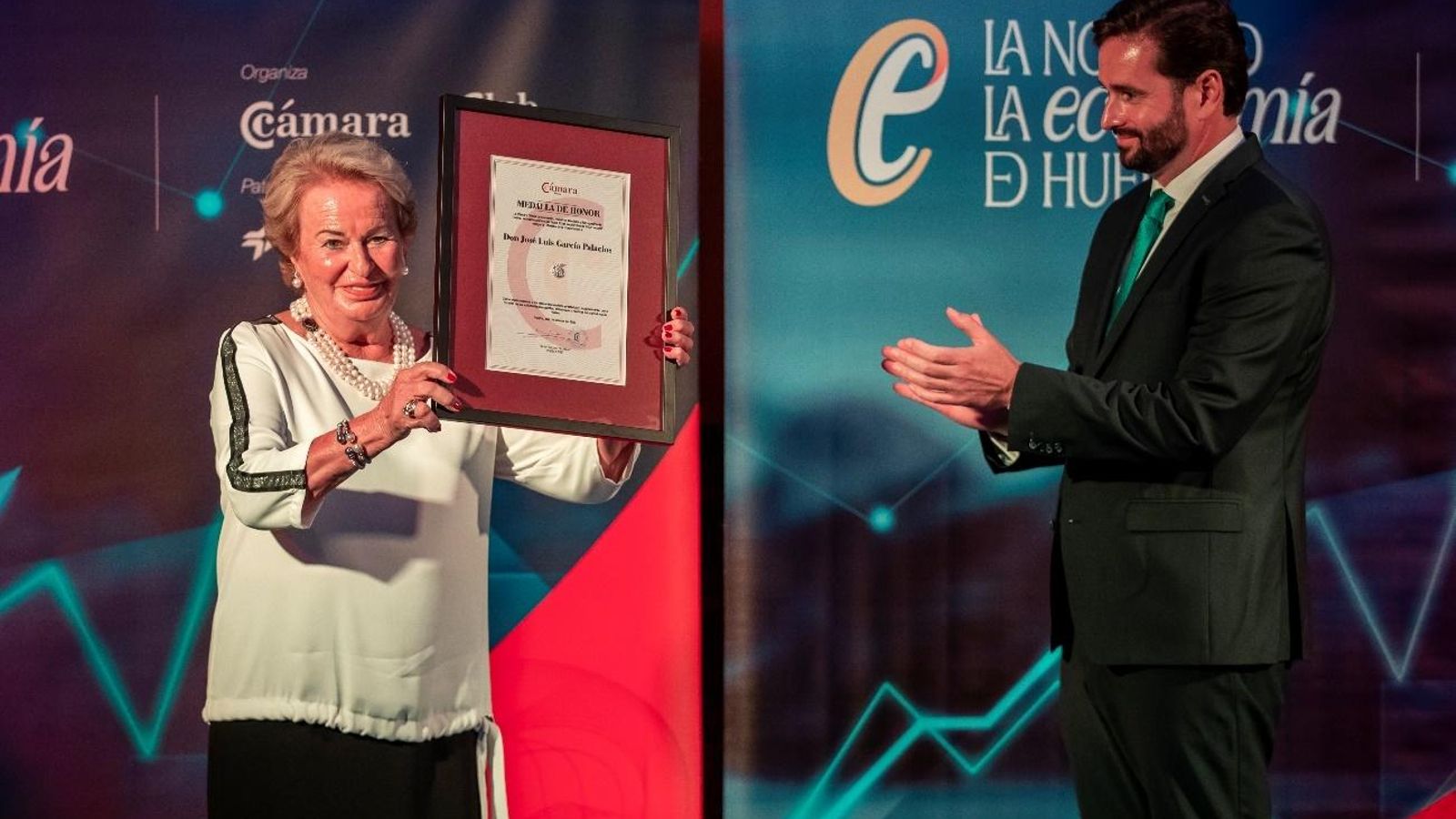 Emotivo momento en el que la viuda de José Luis García Palacios, Pilar Álvarez, recibe la Medalla de Honor. Emotivo momento en el que la viuda de José Luis García Palacios, Pilar Álvarez, recibe la Medalla de Honor.