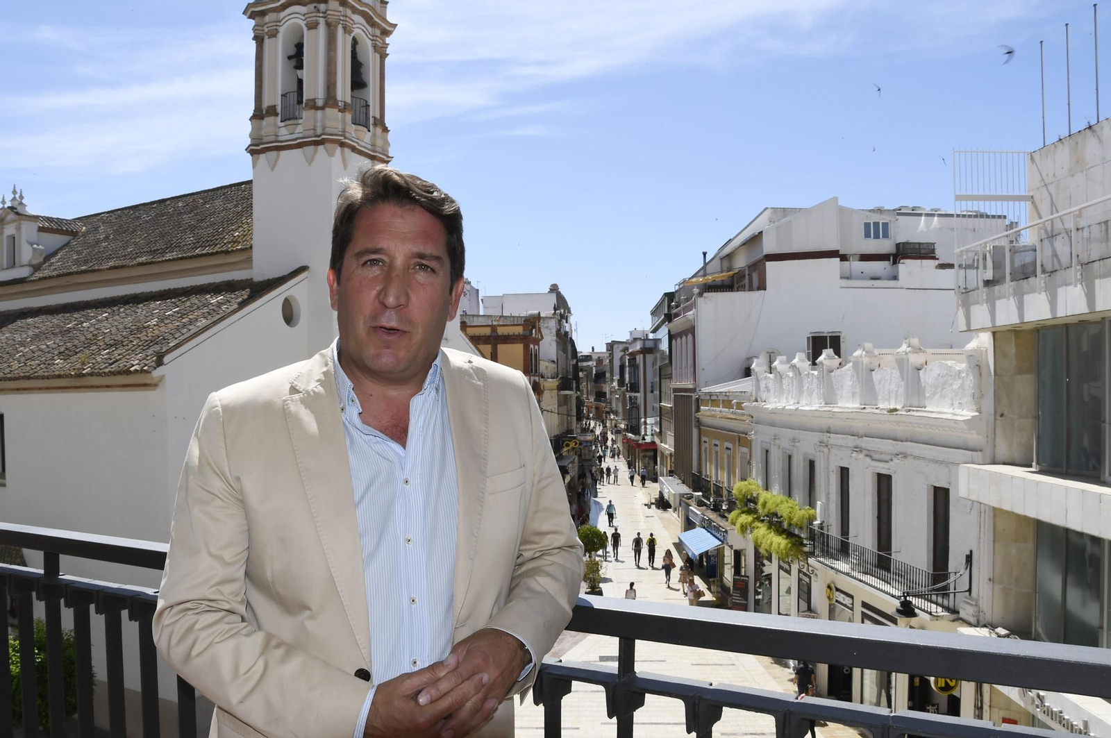 Ruperto Gallardo posa para Huelva Información con la iglesia de la Concepción al fondo.