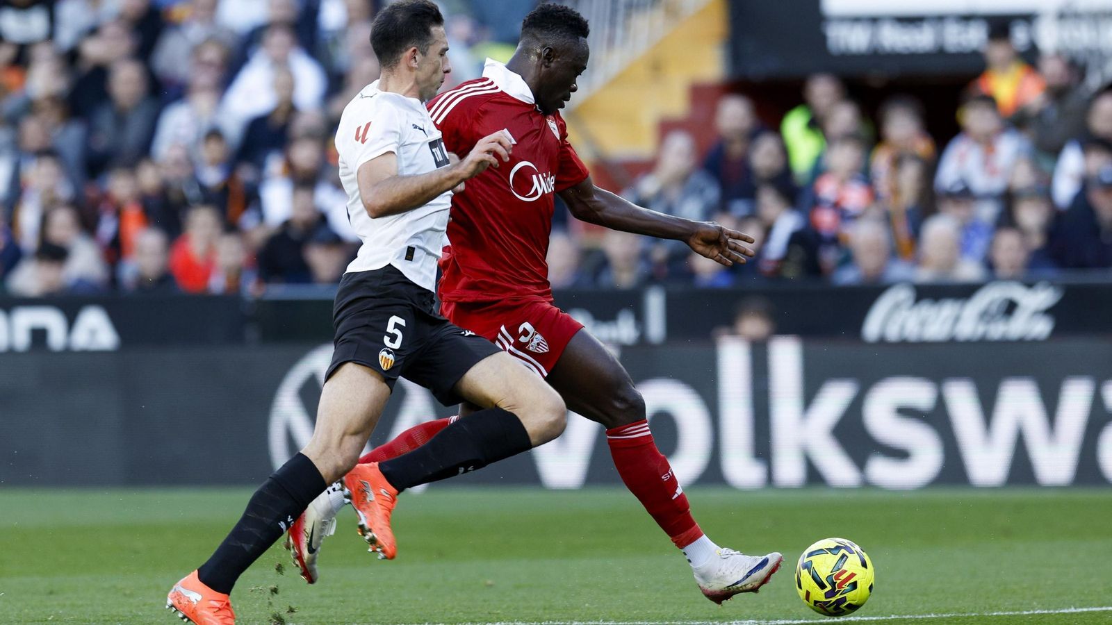 Akor Adams dispara a la portería muy arriba en la clarísima ocasión que tuvo al arrancar con mucha ventaja.