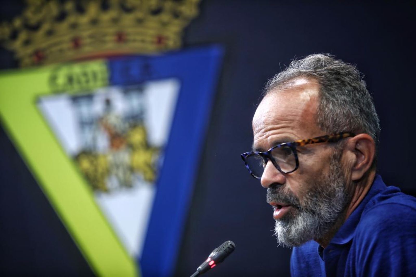 Cervera responde a las preguntas de los medios en la sala de prensa del estadio.