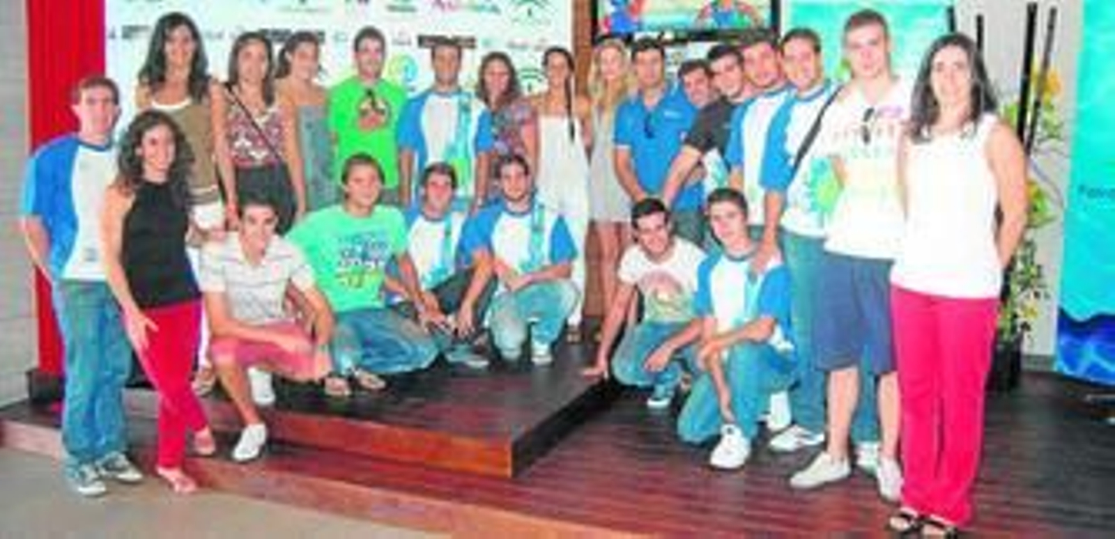 El equipo femenino del CW Dos Hermanas posa junto al conjunto masculino del club nazareno.