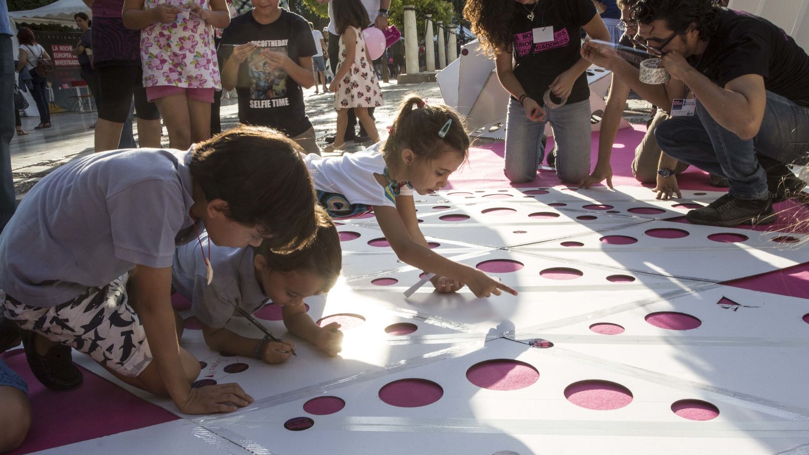 Actividades infantiles en las carpas de la Noche de los Investigadores