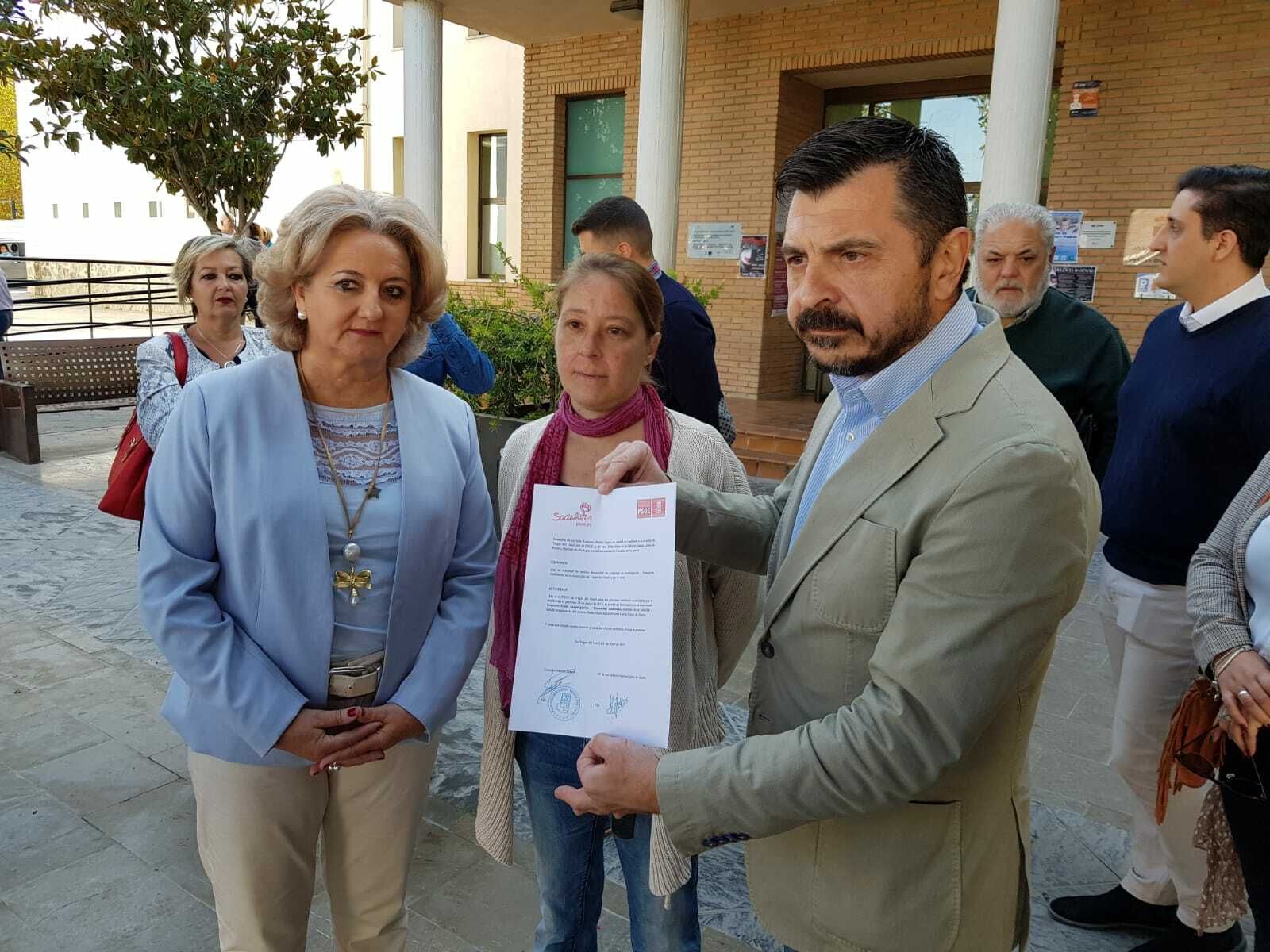 Toni Martín (PP), con un documento del PSOE con la supuesta compra de votos entregado por la vecina Dolores García