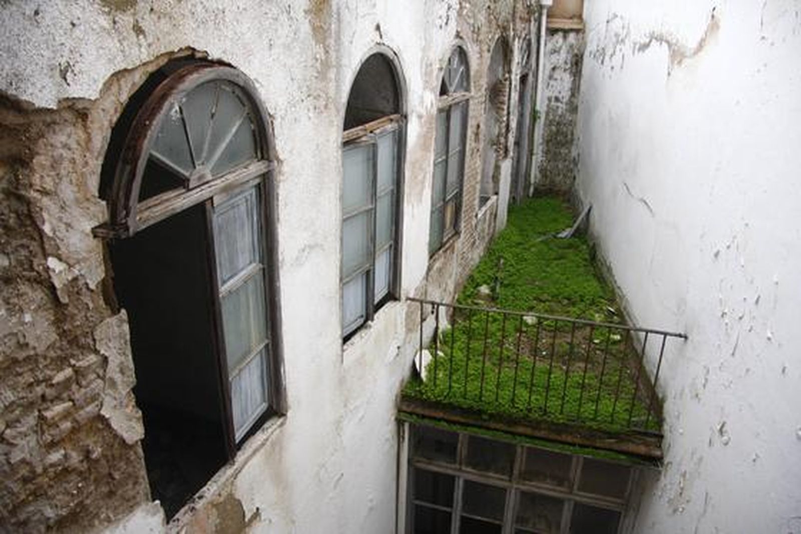 El convento Madre de Dios muestra unos tejados, esculturas, pinturas y muros plagados de desperfectos que demuestran su mal estado de conservación.

Foto: Belén Vargas