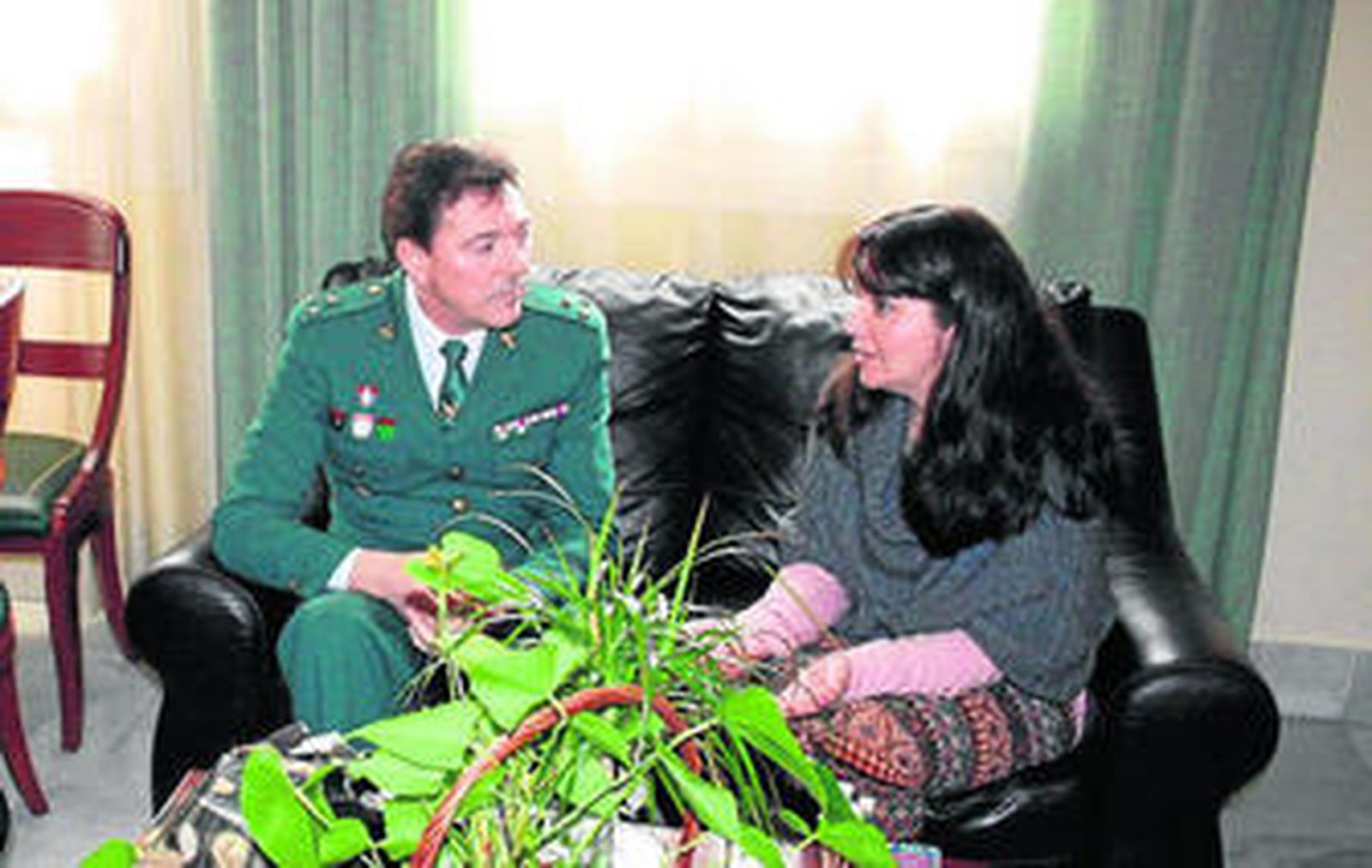 El capitán de la Cuarta Compañía de la Guardia Civil fue recibido por la alcaldesa en su despacho.