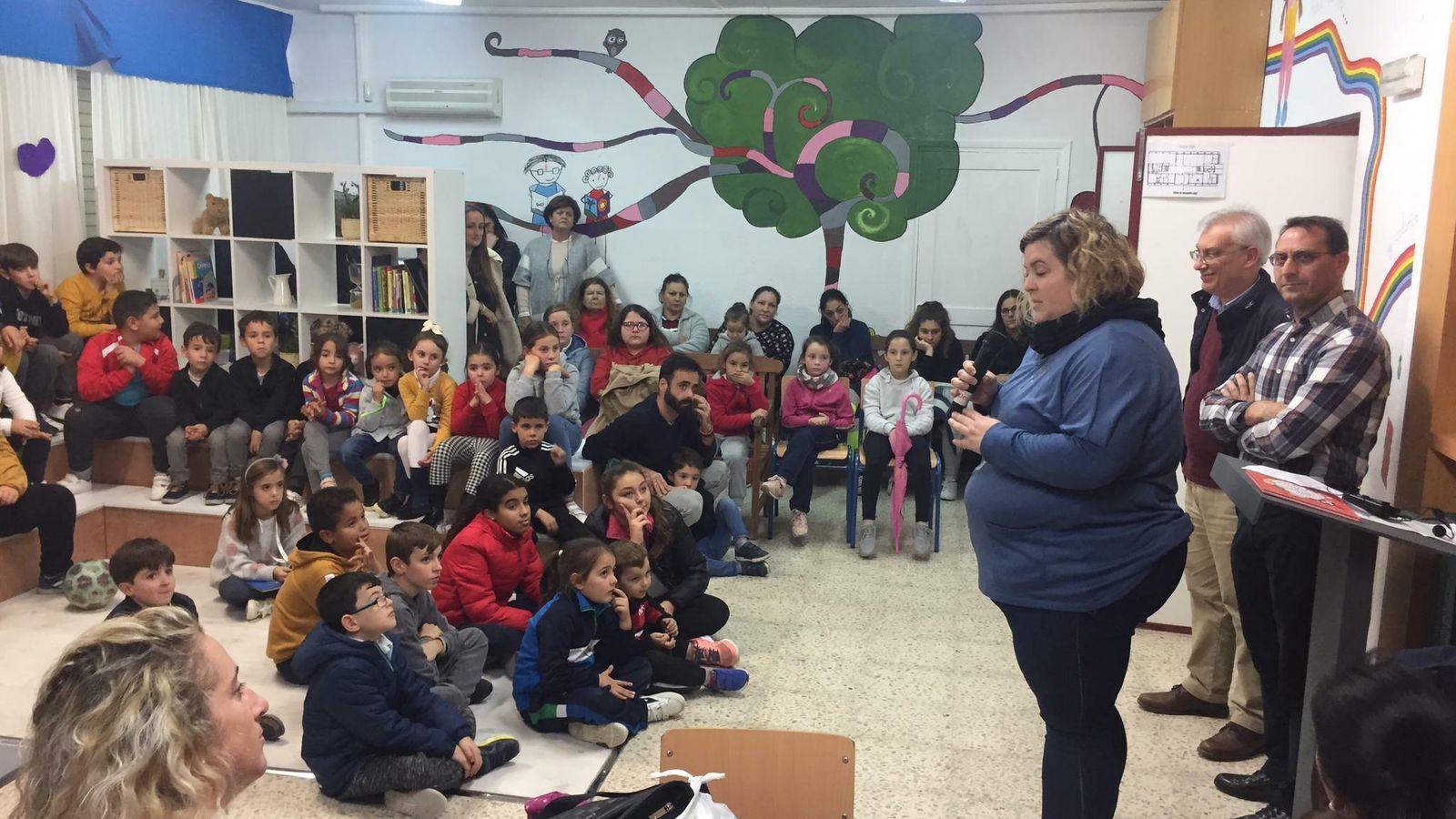Un momento del acto de reapertura de la biblioteca.