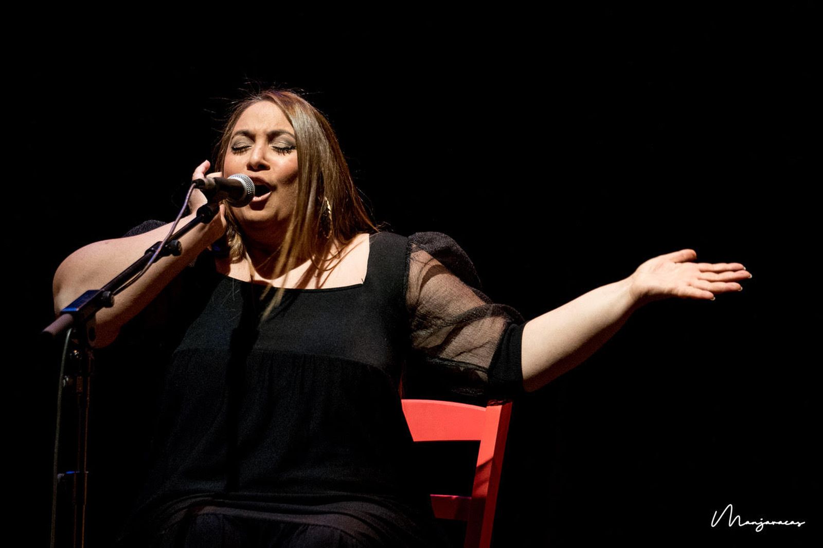 Montse Cortés durante una actuación.