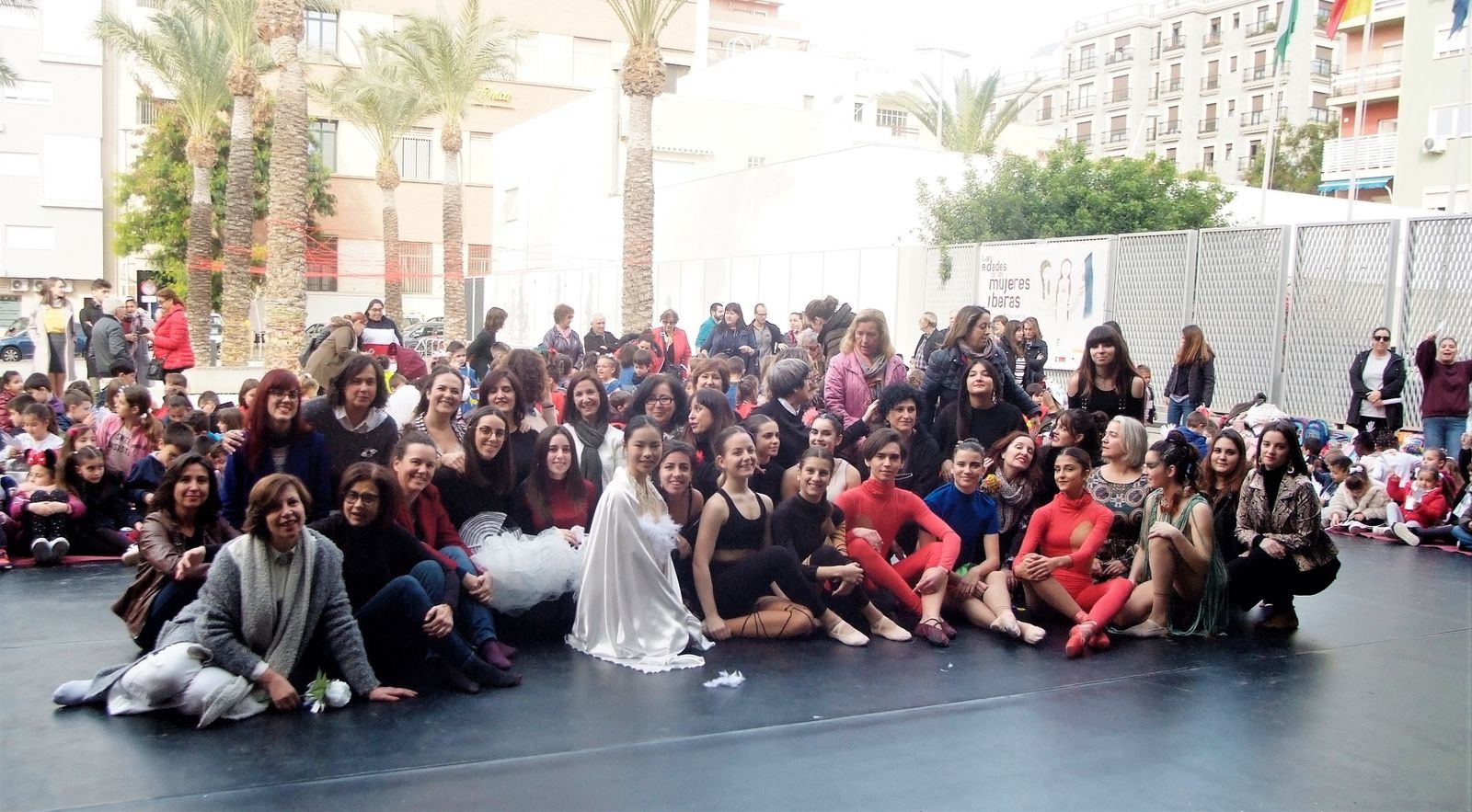 Profesores de los distintos centros y Escuela de Arte con los alumnos del Conservatorio de Danza