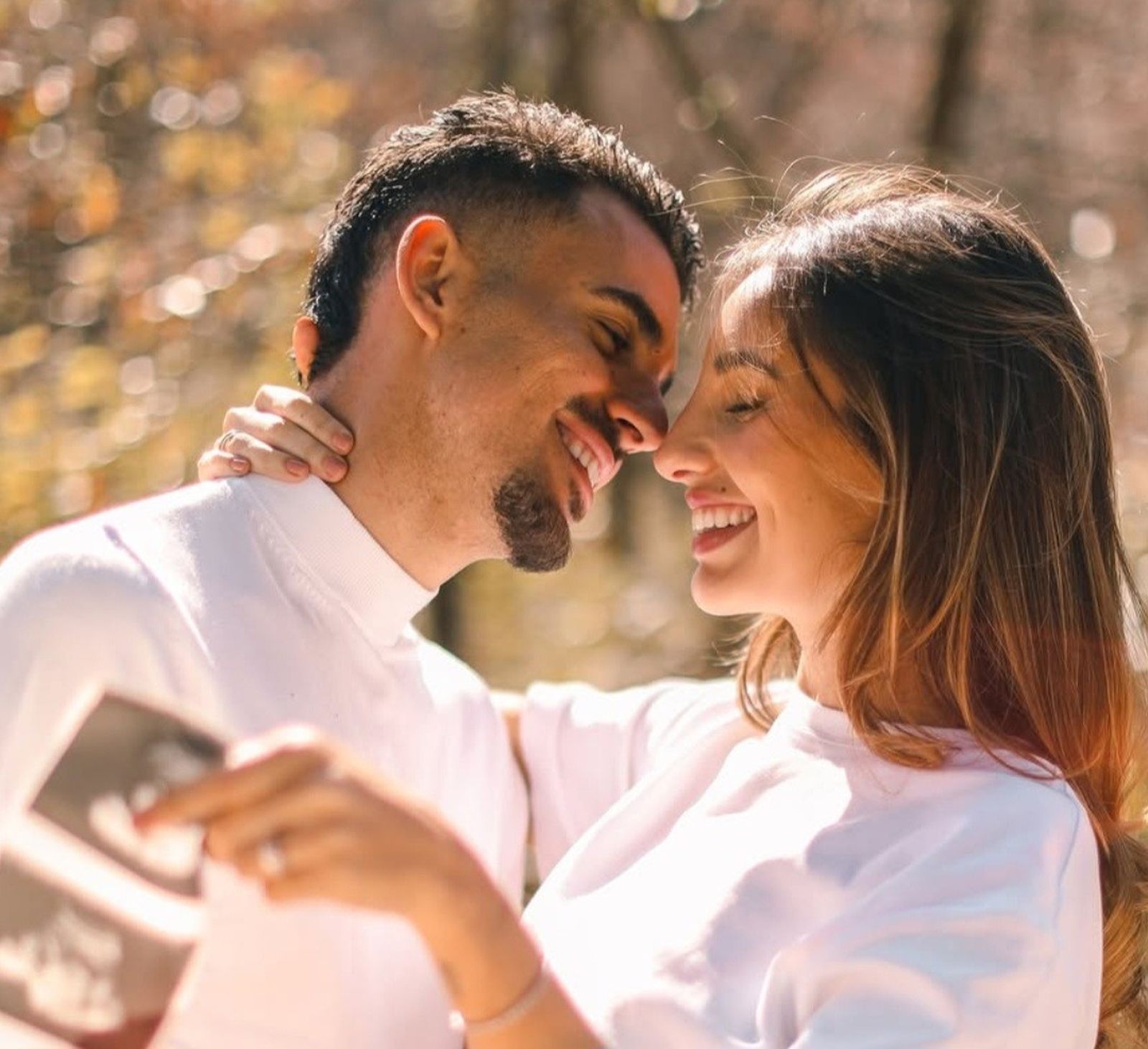Dani Ceballos y Luna Serrat en el anuncio de su embarazo