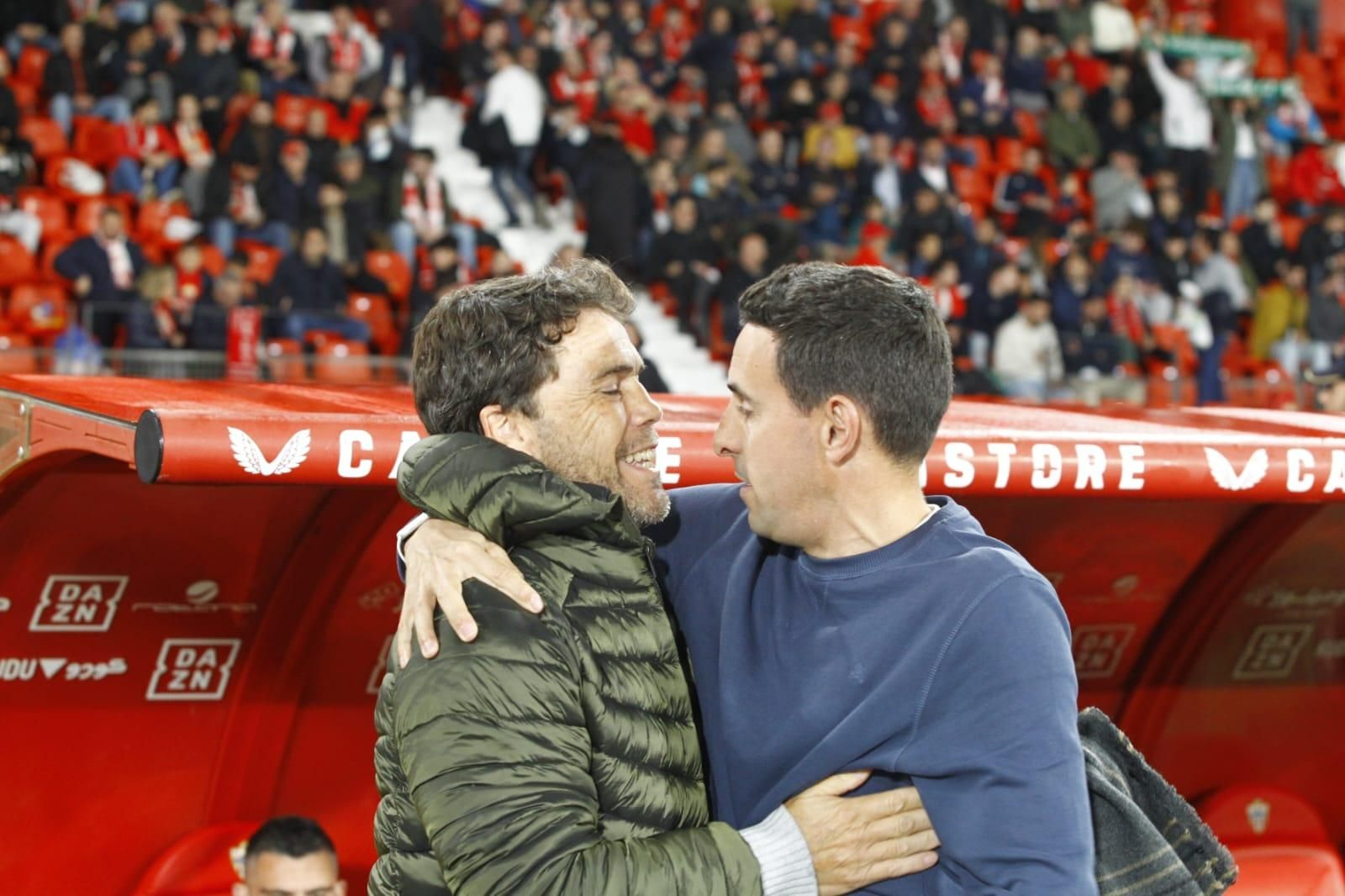 Rubi se saluda con el segundo entrenador del Elche, Jon, antes del comienzo del encuentro frente a los ilicitanos.