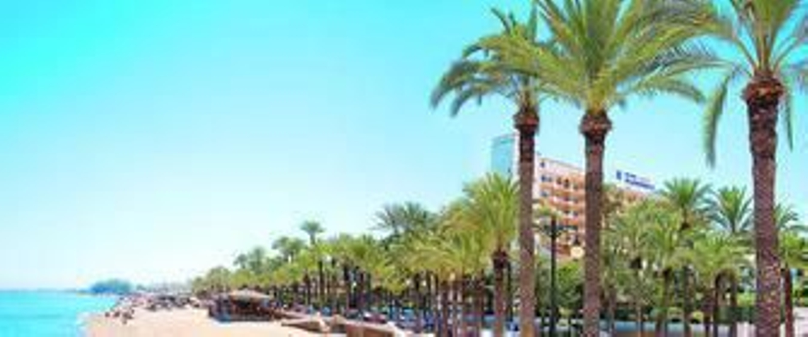 El Hotel Playadulce se encuentra a unos pocos metros de la playa, lo que ofrece unas maravillosas vistas a sus clientes.