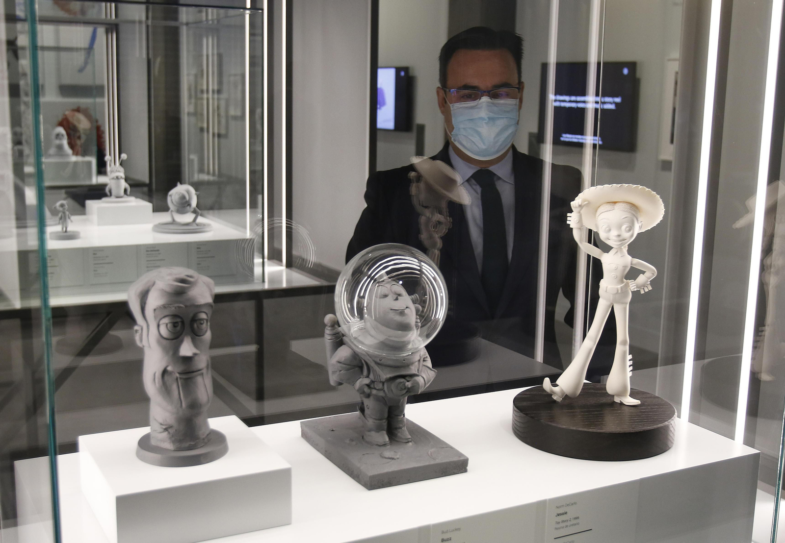 Moisés Roiz, director de CaixaForum Sevilla, observa la exposición de Pixar Animation Studios.