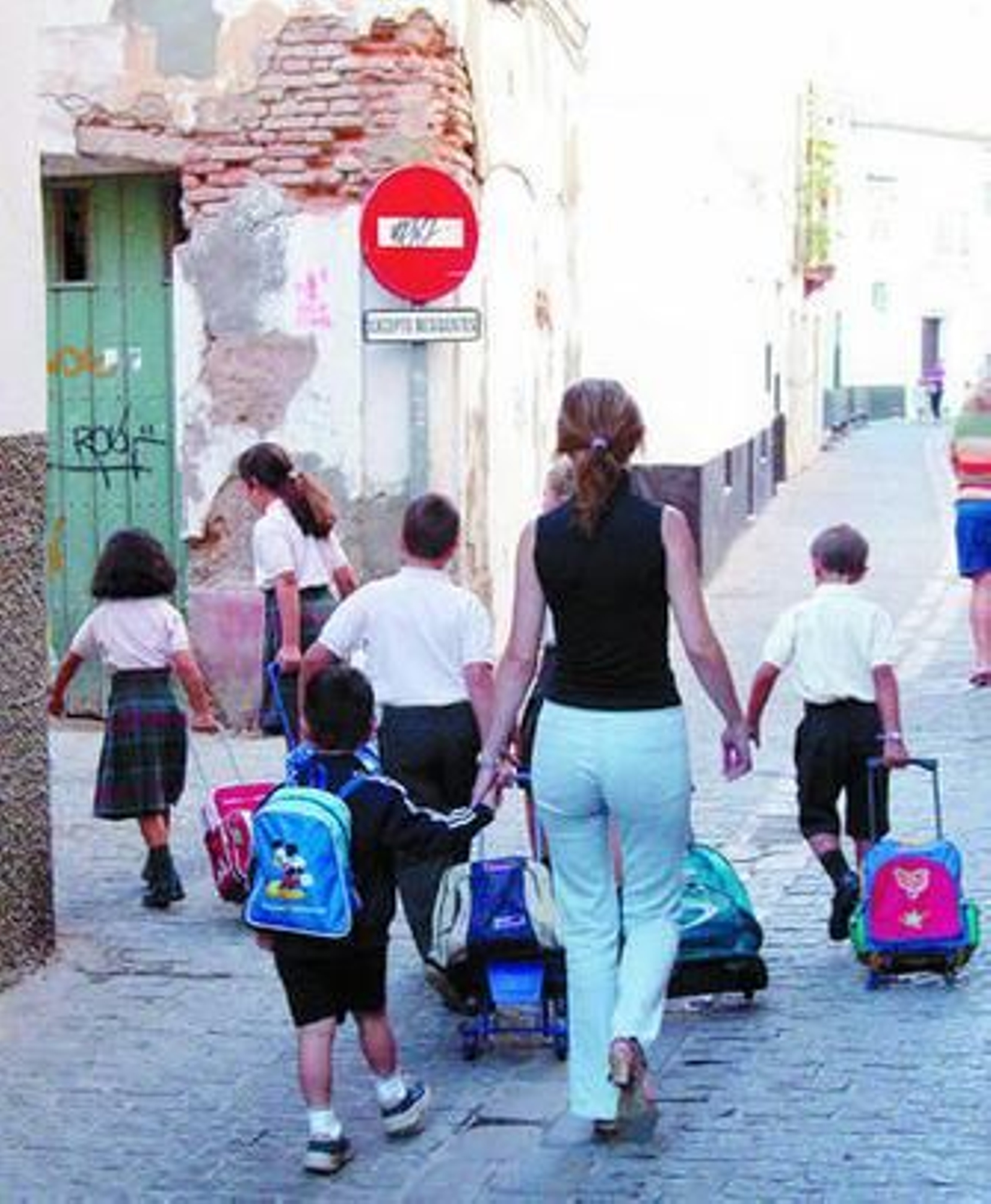 Una madre acompaña a sus hijos en el inicio de este curso.