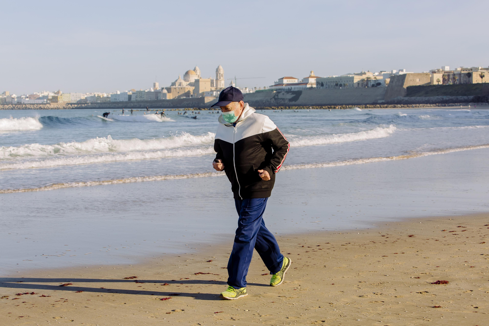 Una persona corre por la arena de la playa