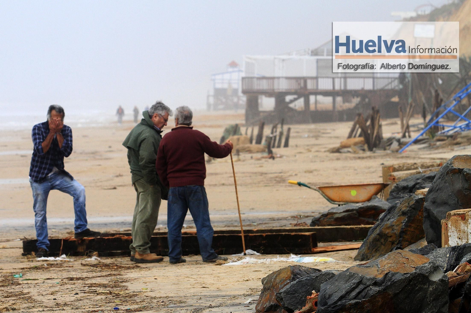 Imágenes del temporal de viento y lluvia en la playa de Matalascañas
