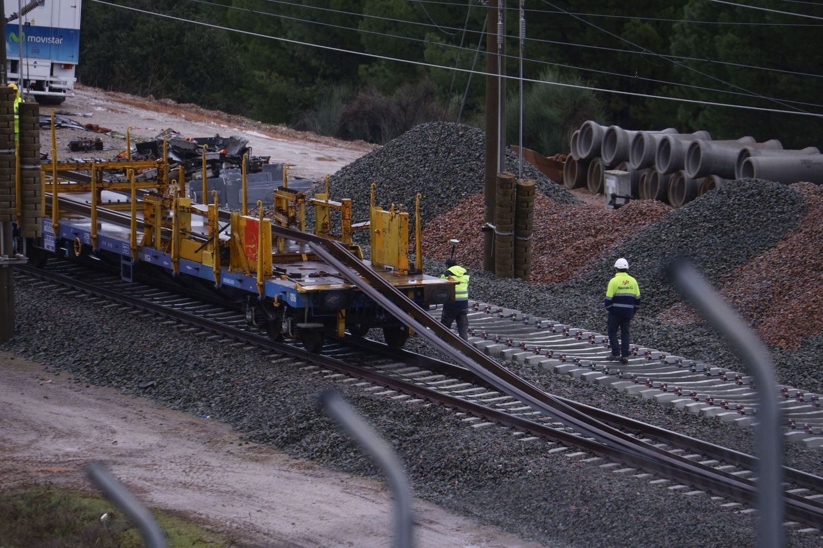 Imagen de archivo de los técnicos de Adif reparando la zona afectada por el accidente de Adamuz.