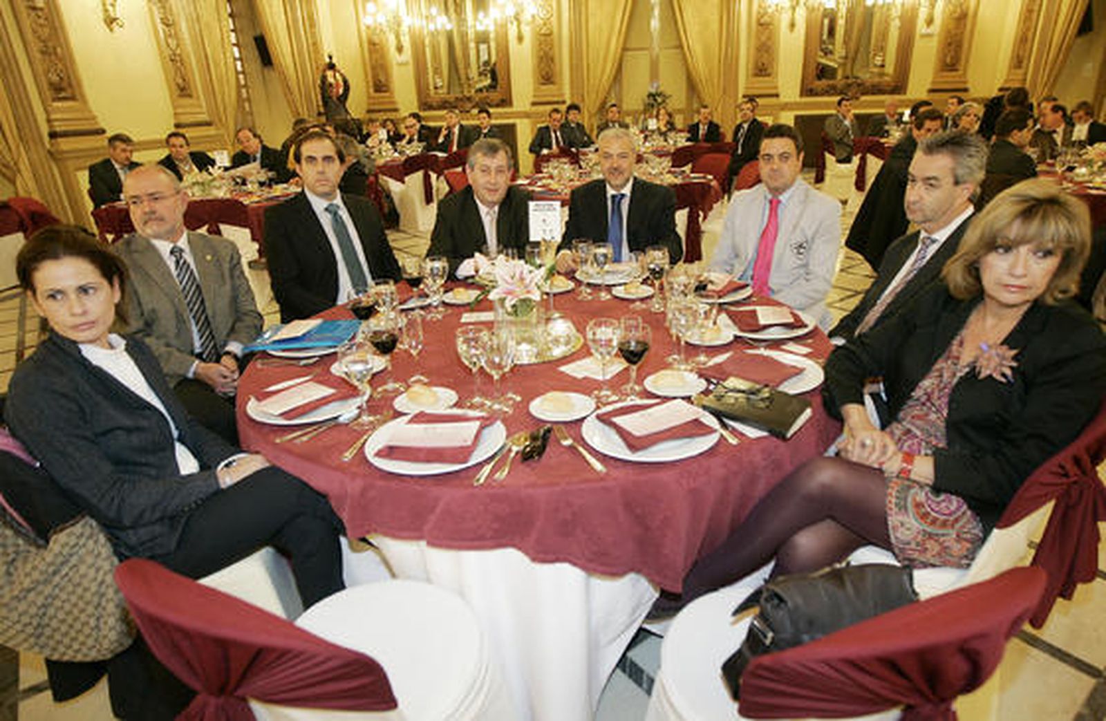 Aspecto del salón Liceo. En la instantánea, Rocío Baena, Luis Bueno, Salvador García, Jesús Torres, José Manuel Santiago, José Manuel Bajo, Antonio Caño y Mercedes Mayo.

Foto: José Martínez y Barrionuevo