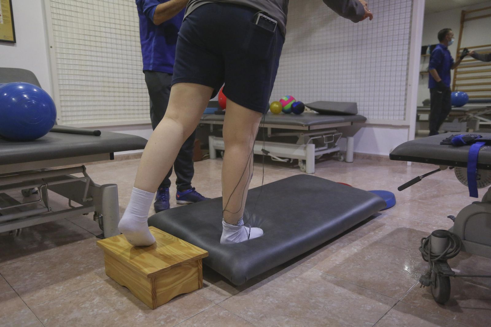 Un fisioterapeuta con una paciente, en una imagen de archivo.