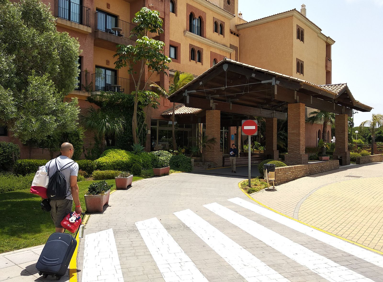 Imagen de archivo en la que un turista llegan a un hotel onubense.