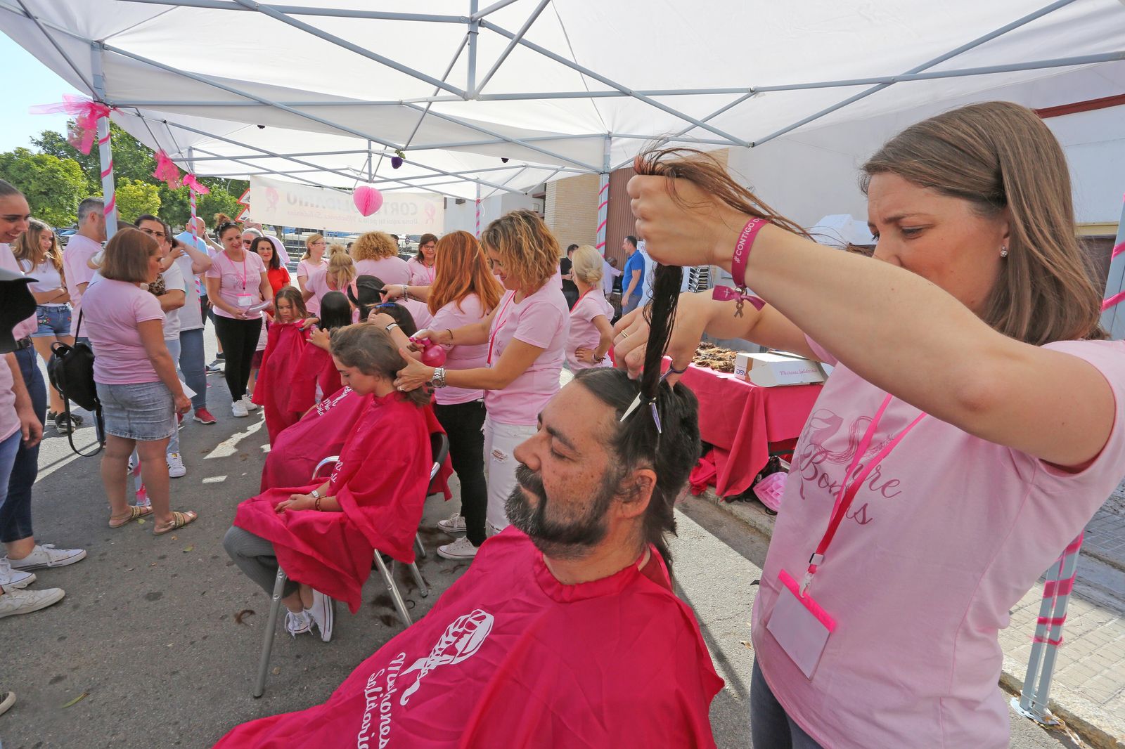 Imágenes del corte de pelo solidario para la lucha contra el cáncer