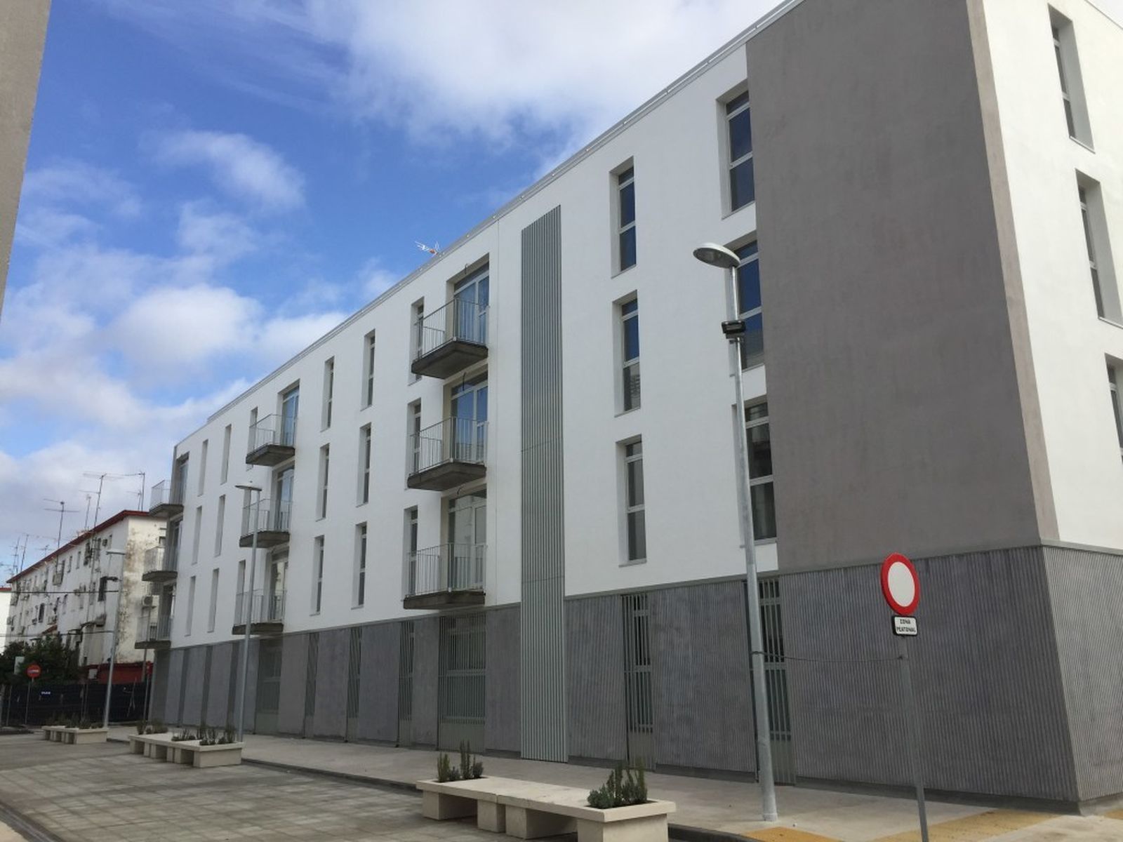 Los dos nuevos edificios de alquiler social se encuentran entre las calles Tordo y Estornino, en la barriada de Los Pajaritos.
