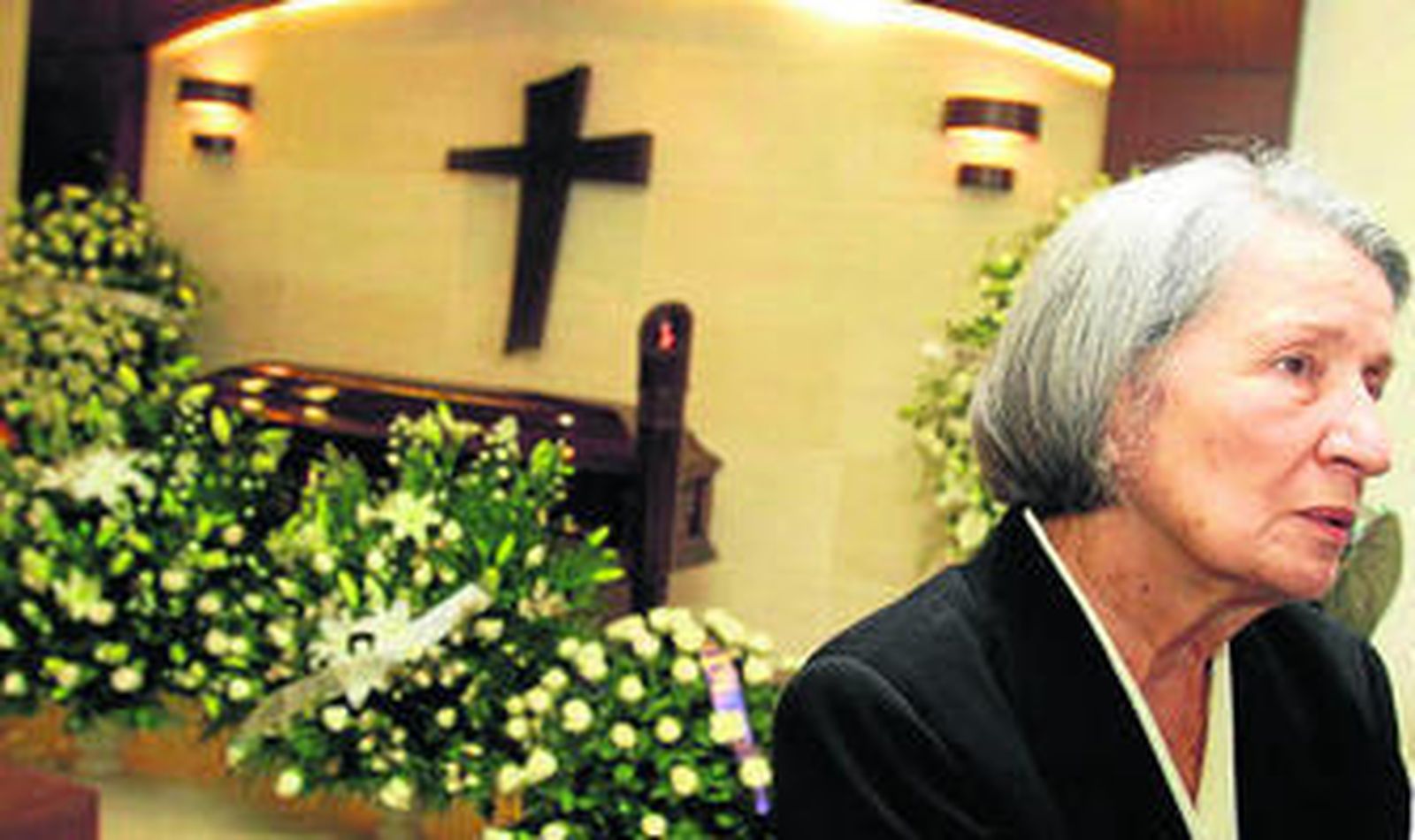 La viuda del escritor, Carmen Miracle, ayer junto a su féretro.