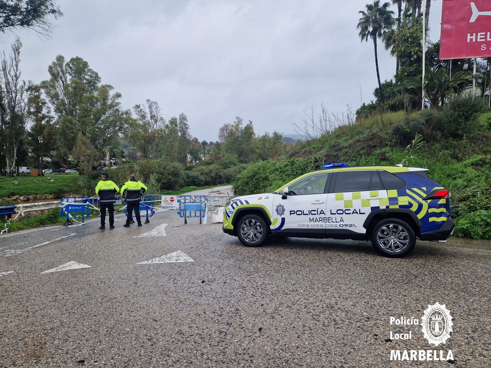 Policías locales de Marbella vigilan una zona para evitar el paso de vehículos