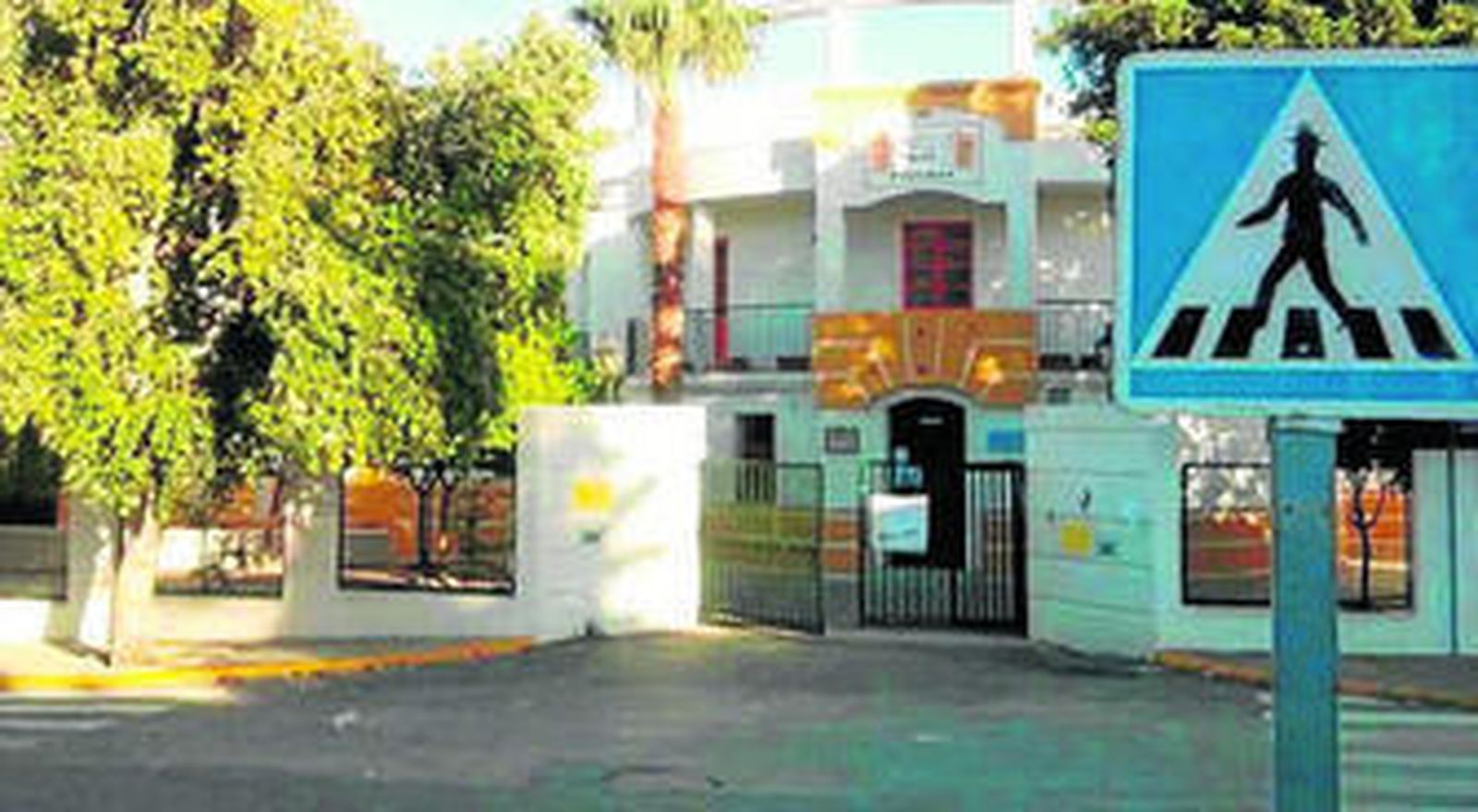 Aspecto que presenta en la actualidad la entrada principal del colegio público Tajo de las Figuras de Benalup.