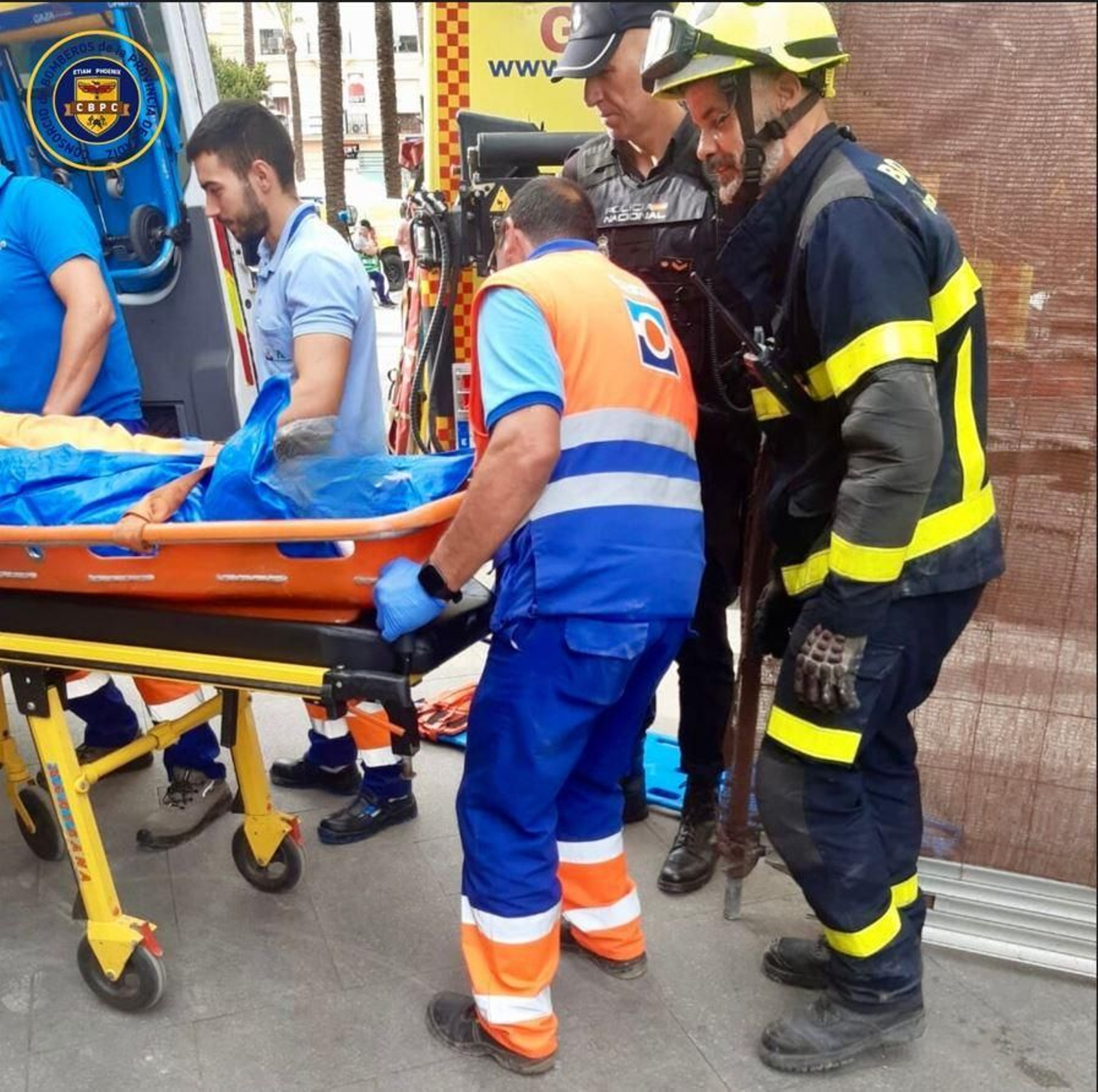 Efectivos del 061, Bomberos y Policía Nacional, junto a la persona accidentada.
