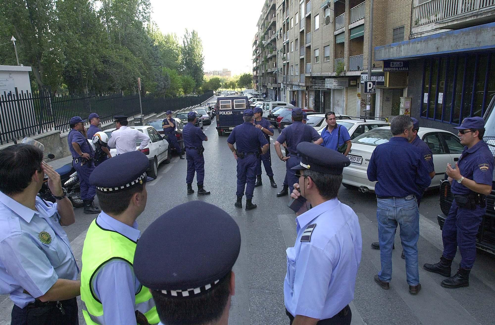 Agentes de la Policía Nacional en la calle Rector Marín Ocete el día del atentado contra Luis Portero