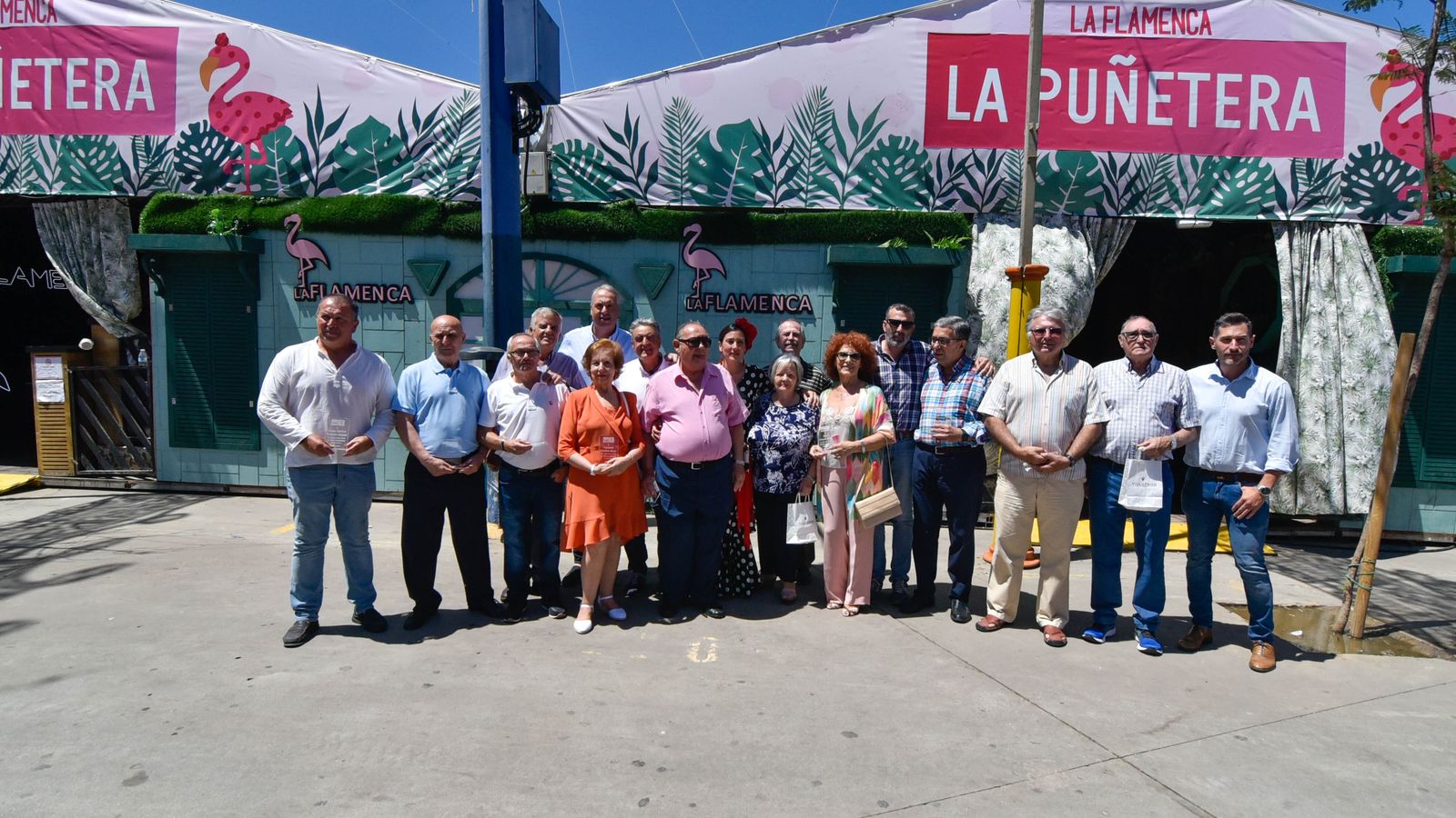 Los representantes del PSOE y sus homenajeados.