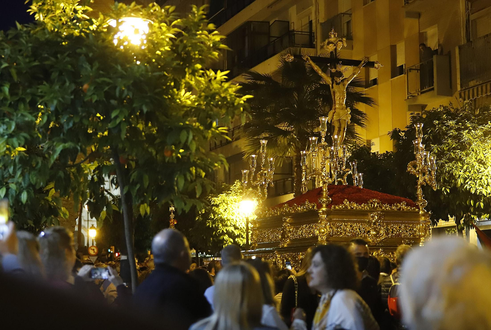 La Hermandad de Los Judíos en su recorrido por las calles de Huelva en el Jueves Santo