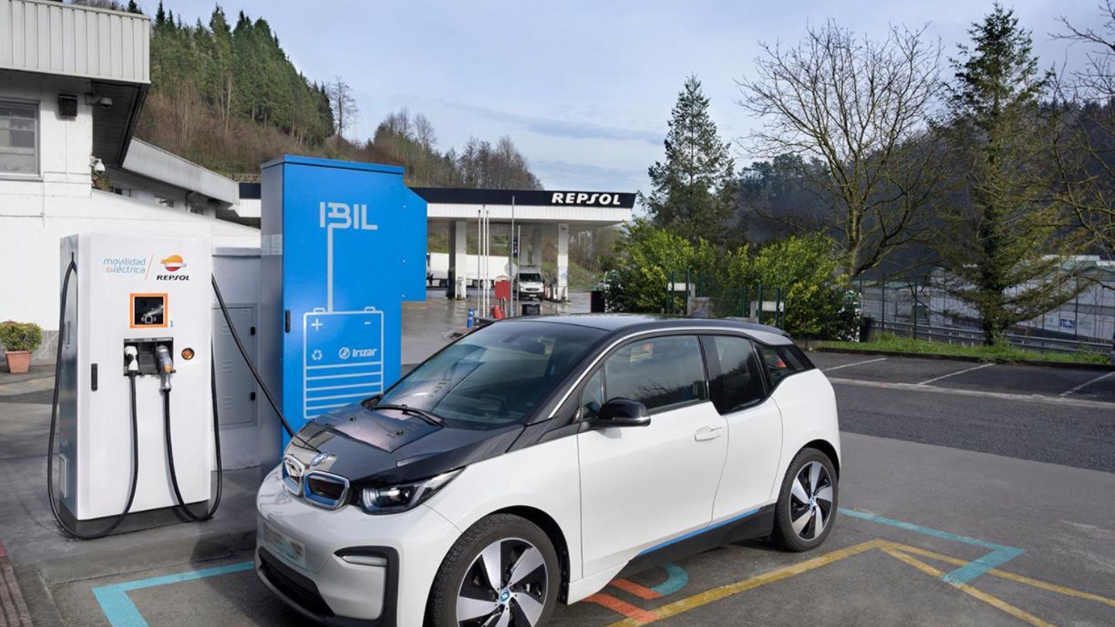Entre los hitos de Repsol en el universo de las infraestructuras eléctricas está contar con la primera estación dotada de baterías que permiten alcanzar una alta potencia en lugares en los que es inviable de otro modo. También se reduce en un 70 por ciento la potencia necesaria de la red. Entre los hitos de Repsol en el universo de las infraestructuras eléctricas está contar con la primera estación dotada de baterías que permiten alcanzar una alta potencia en lugares en los que es inviable de otro modo. También se reduce en un 70 por ciento la potencia necesaria de la red.