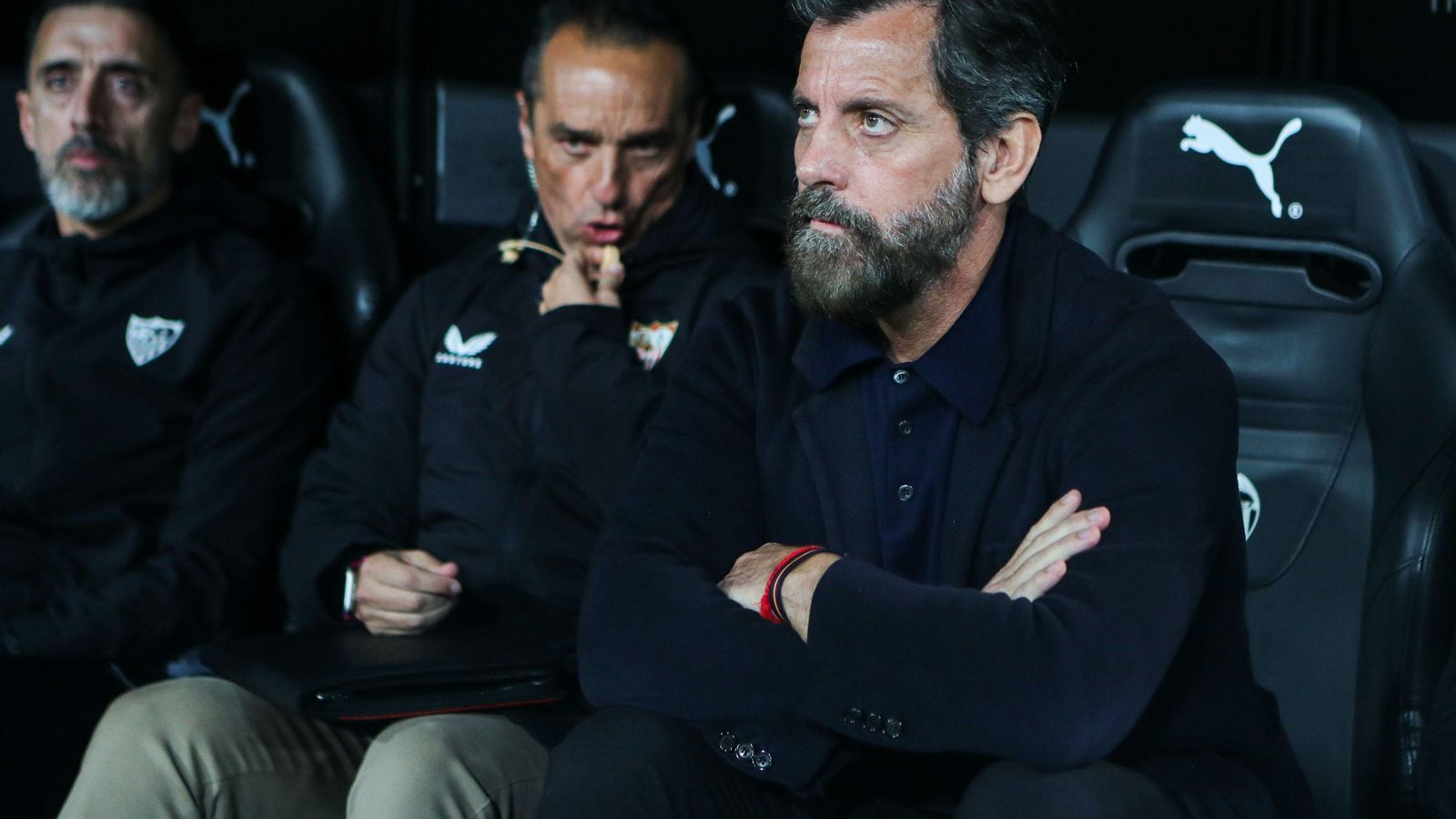 José Luis Oltra habla con Quique Flores junto al preparador físico Pepe Conde.