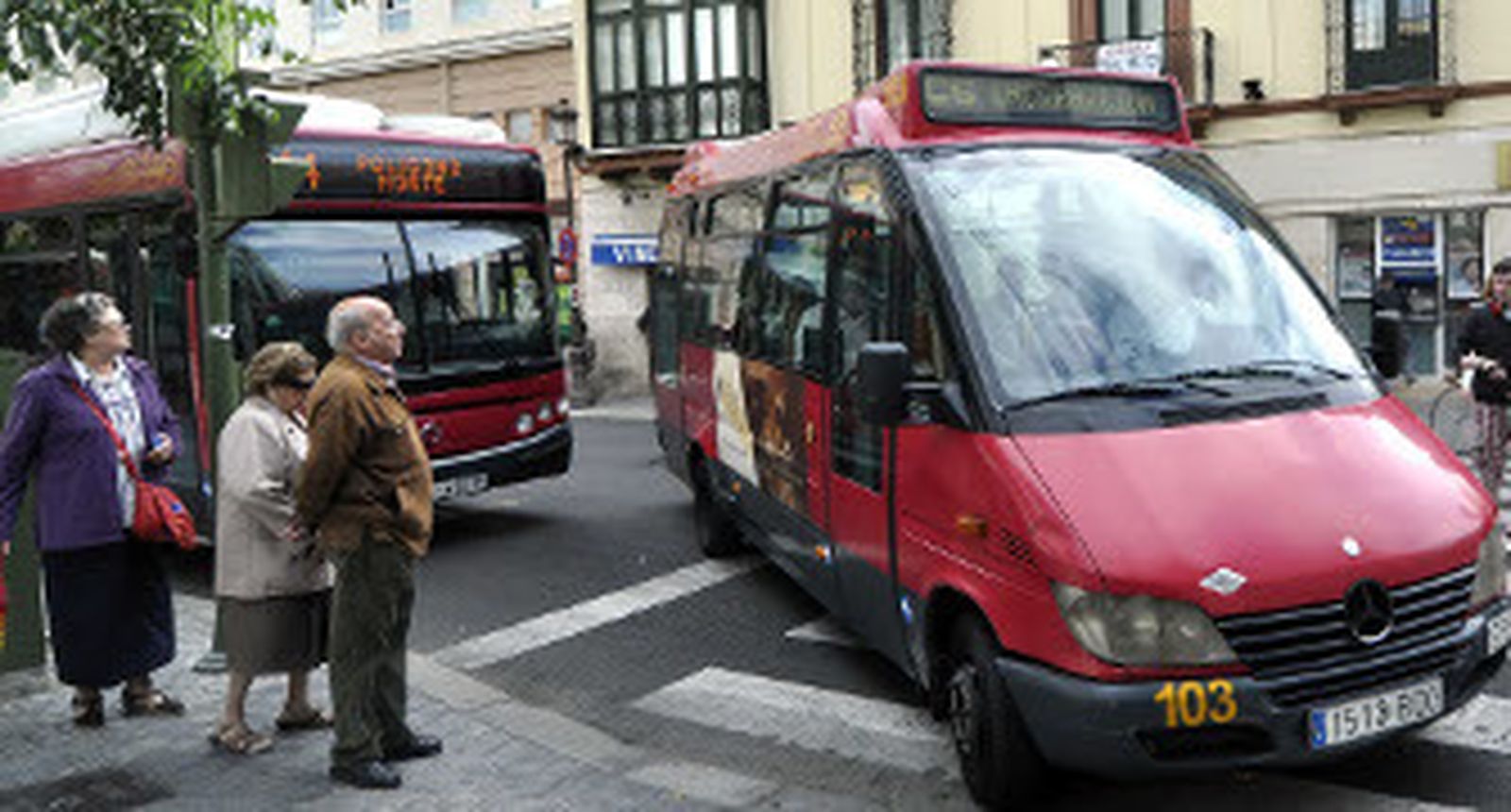 Usuarios de Tussam en la Plaza del Duque.