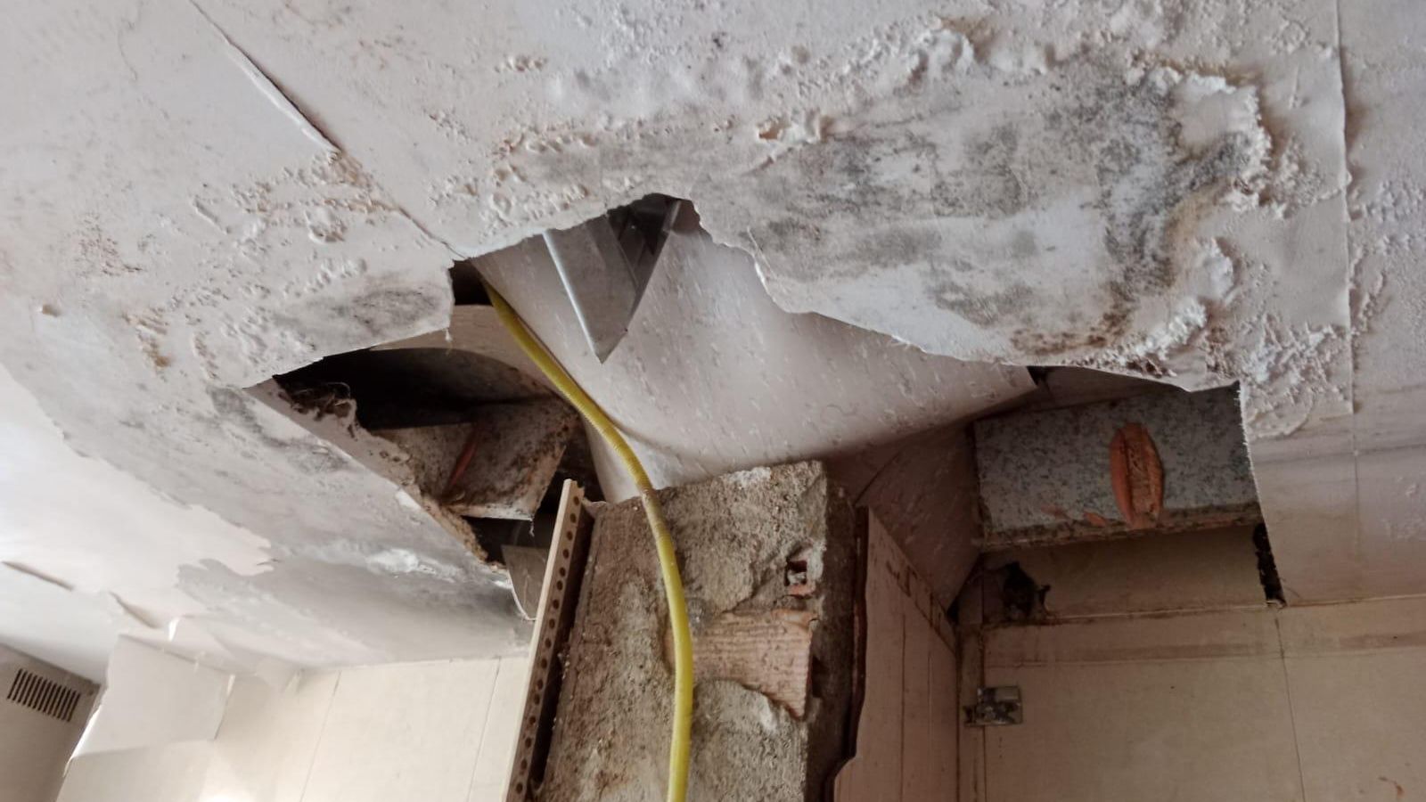 Desperfectos en el techo del edificio.