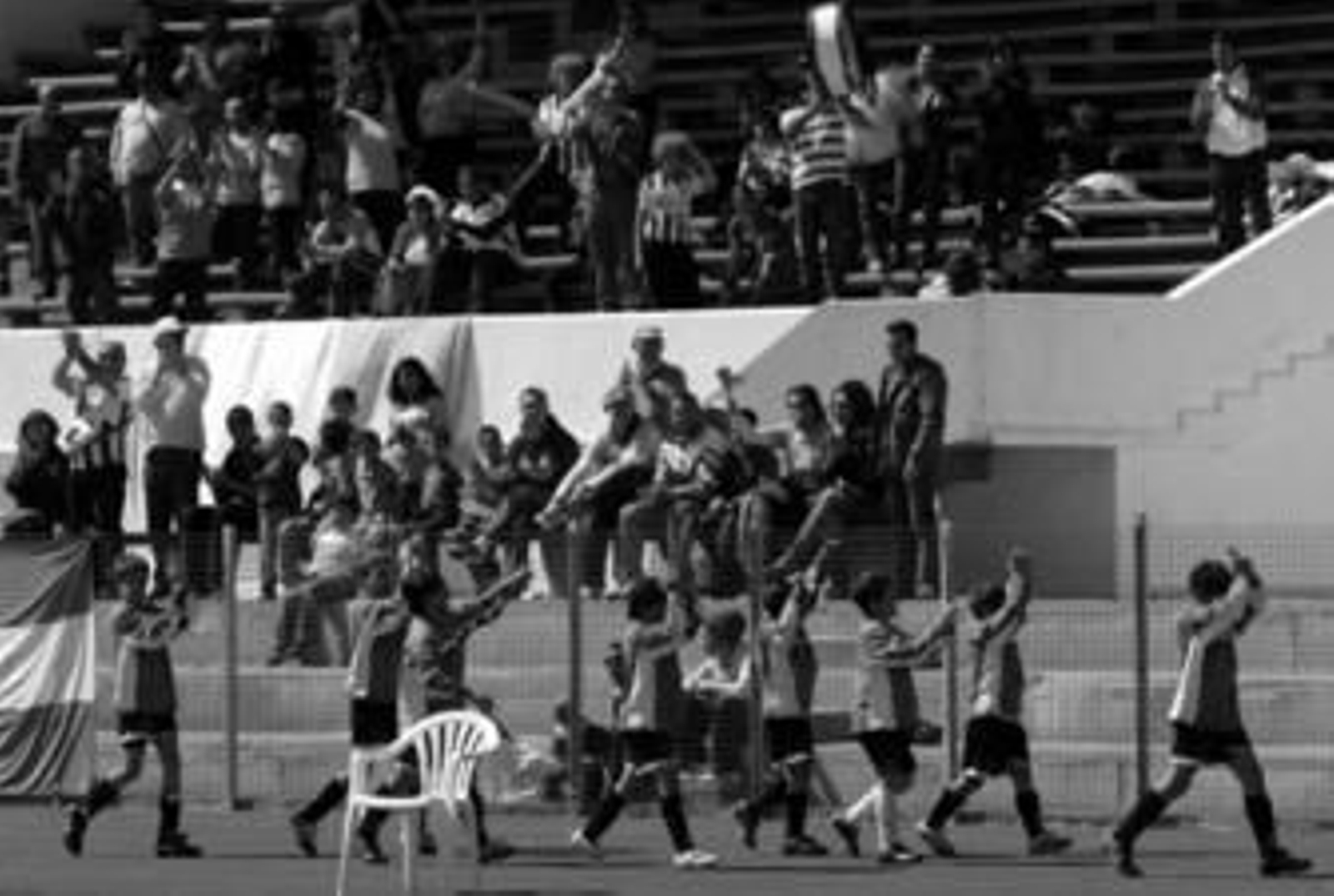 Uno de los equipos participantes saluda a los aficionados. Uno de los equipos participantes saluda a los aficionados.