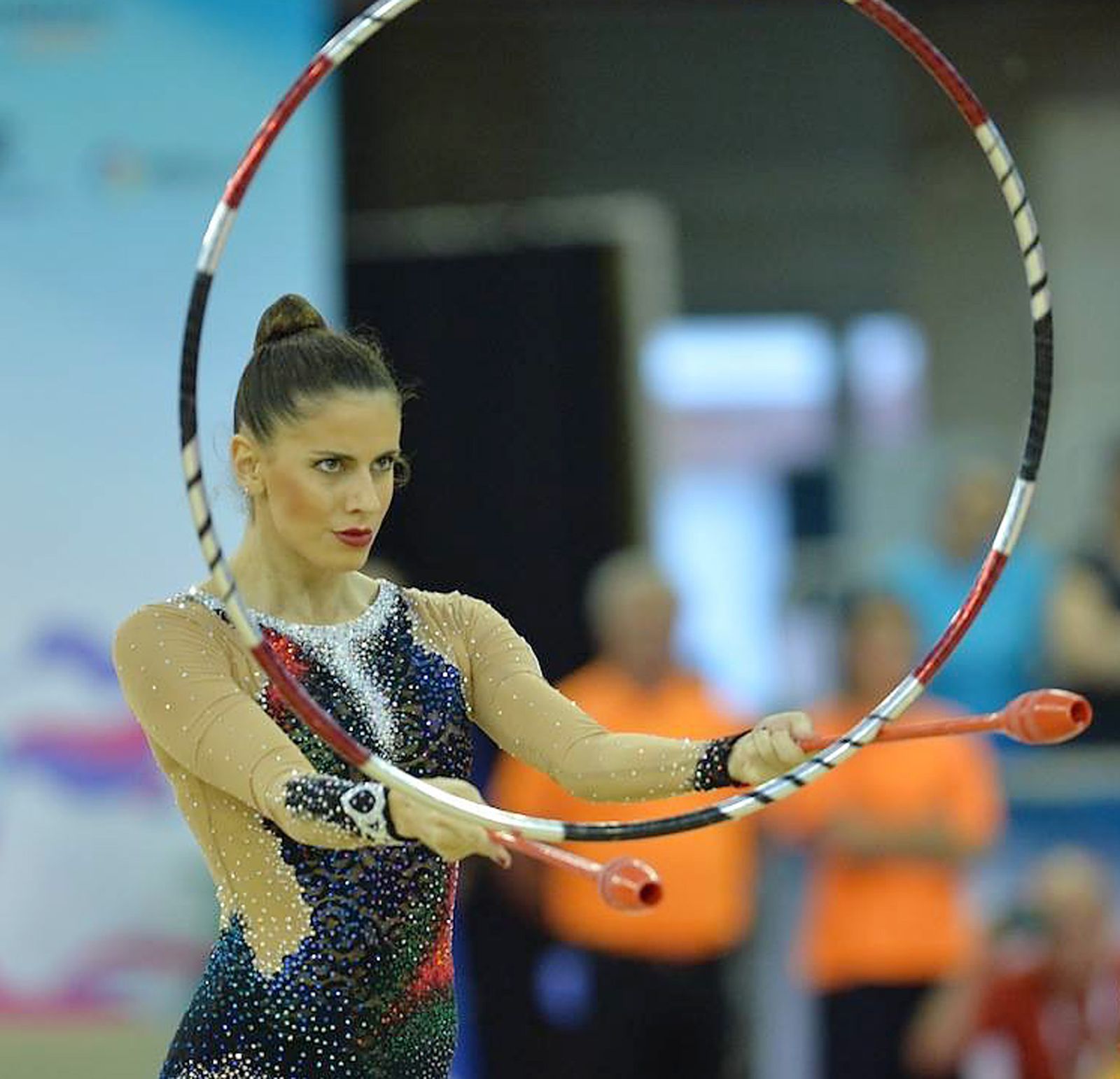 La gimnasta Lourdes Mohedano, en pleno ejercicio de aros y mazas.