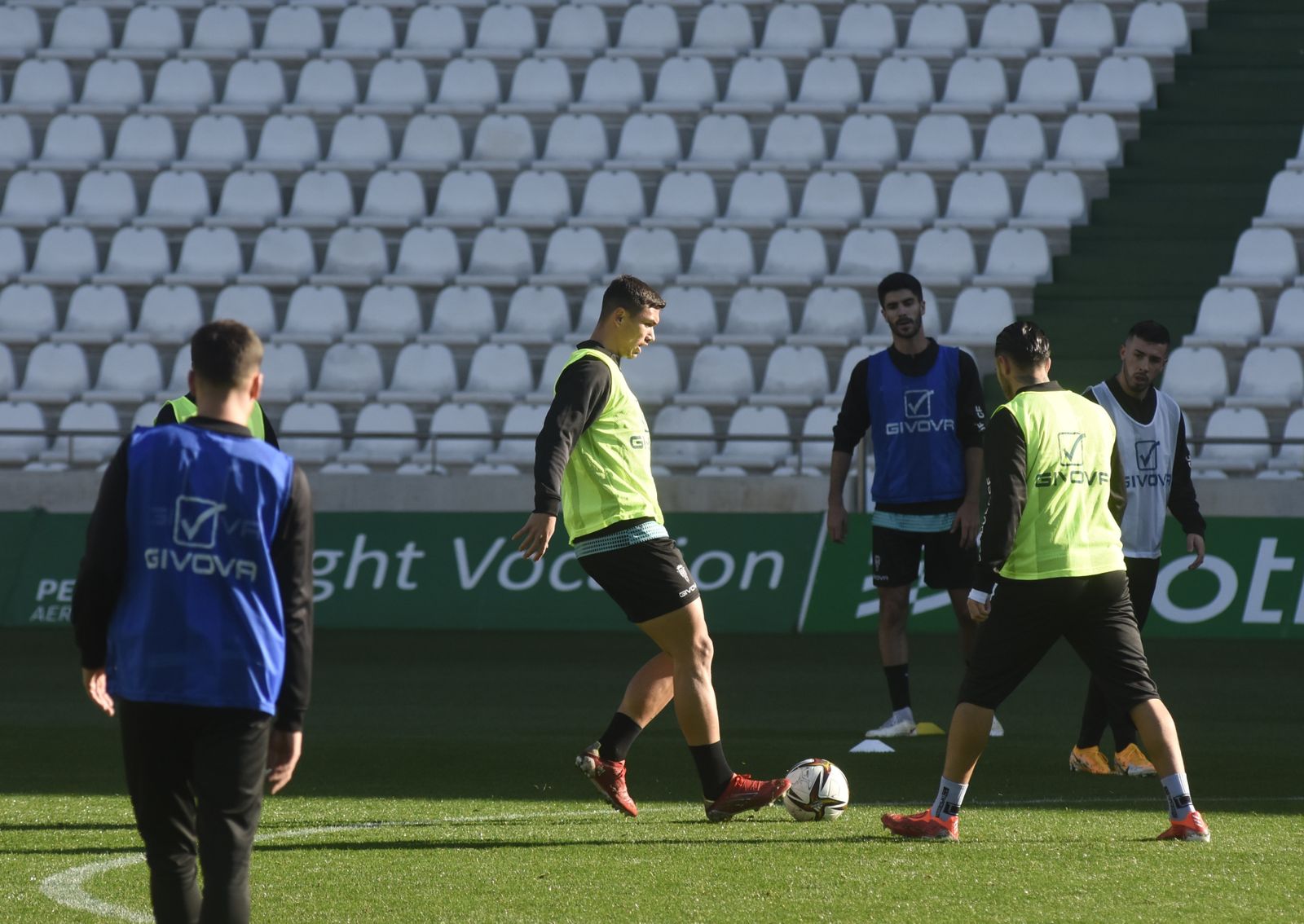 El regreso al trabajo del Córdoba CF tras el parón navideño, en imágenes