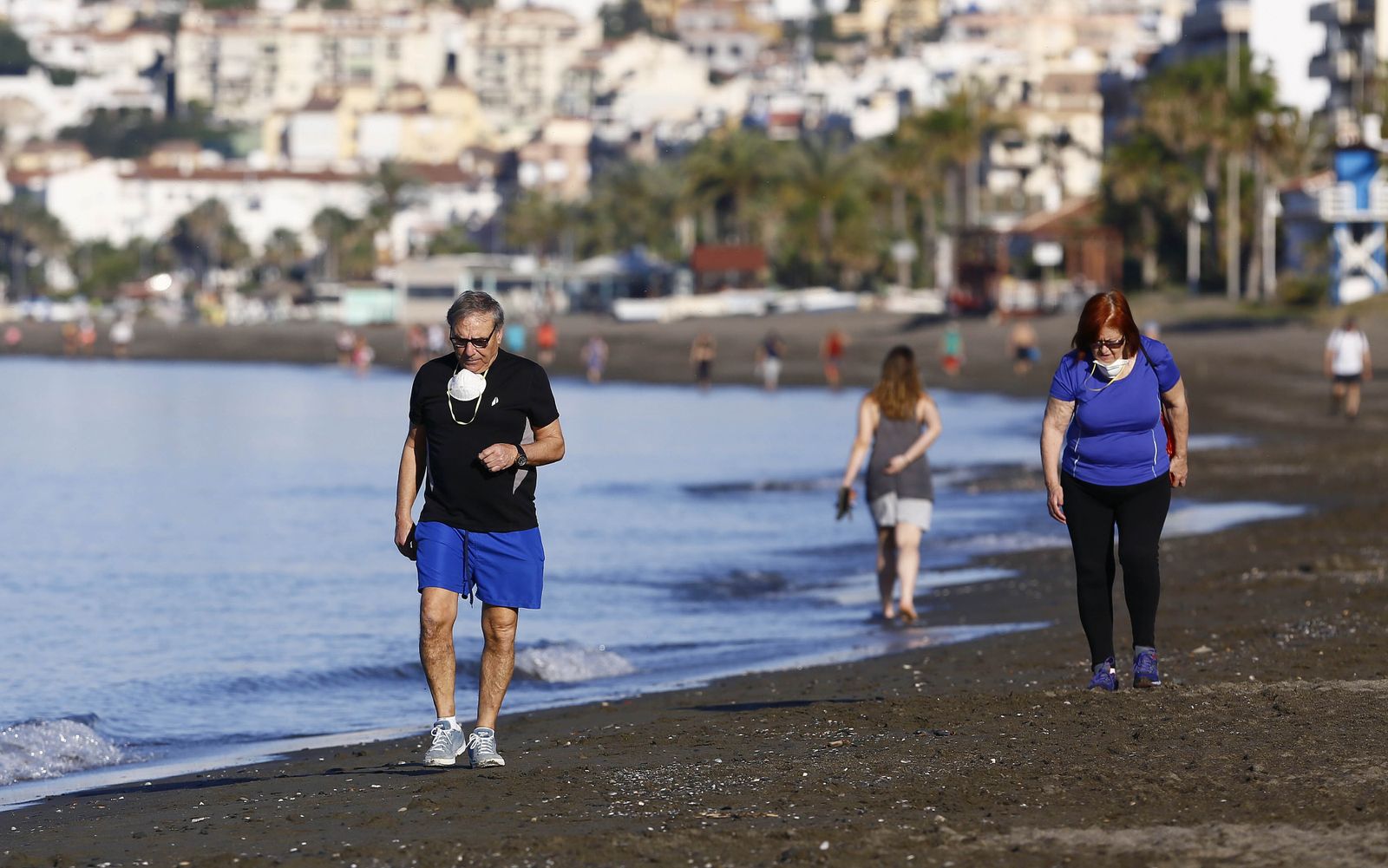 Runners y ciclistas salen al atardecer, en fotos