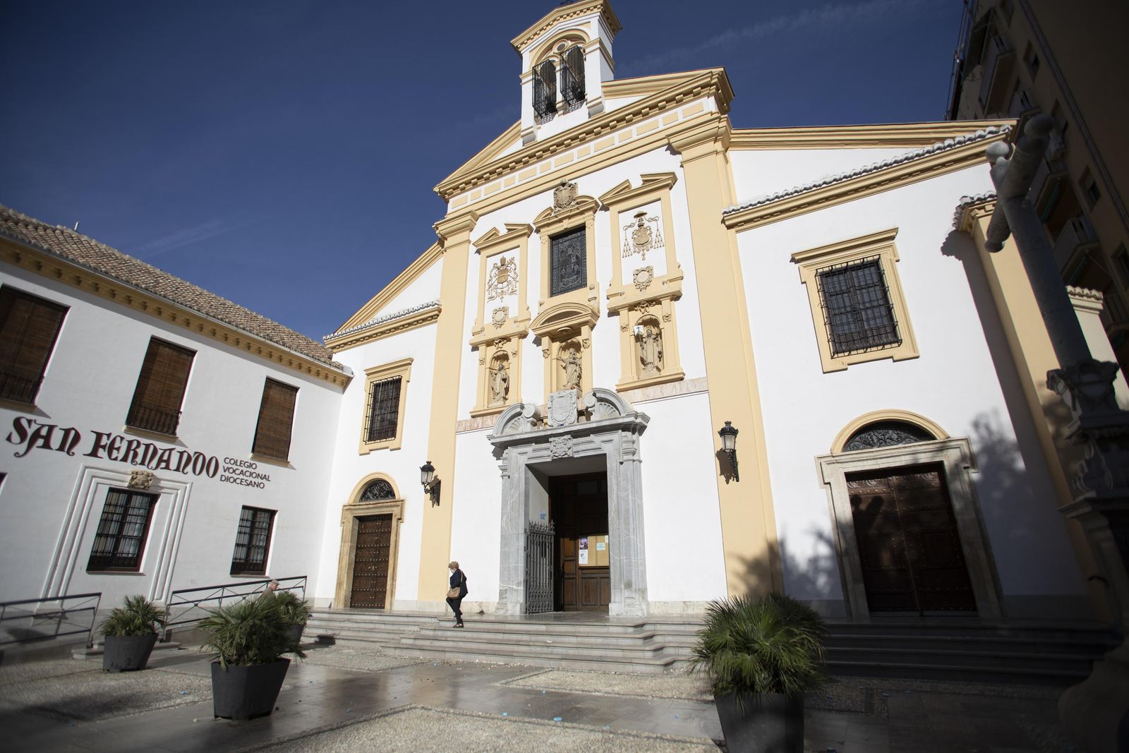 Fotos de cafeterías, parques y la 'Marcha Verde' vacía en el domingo de Granada