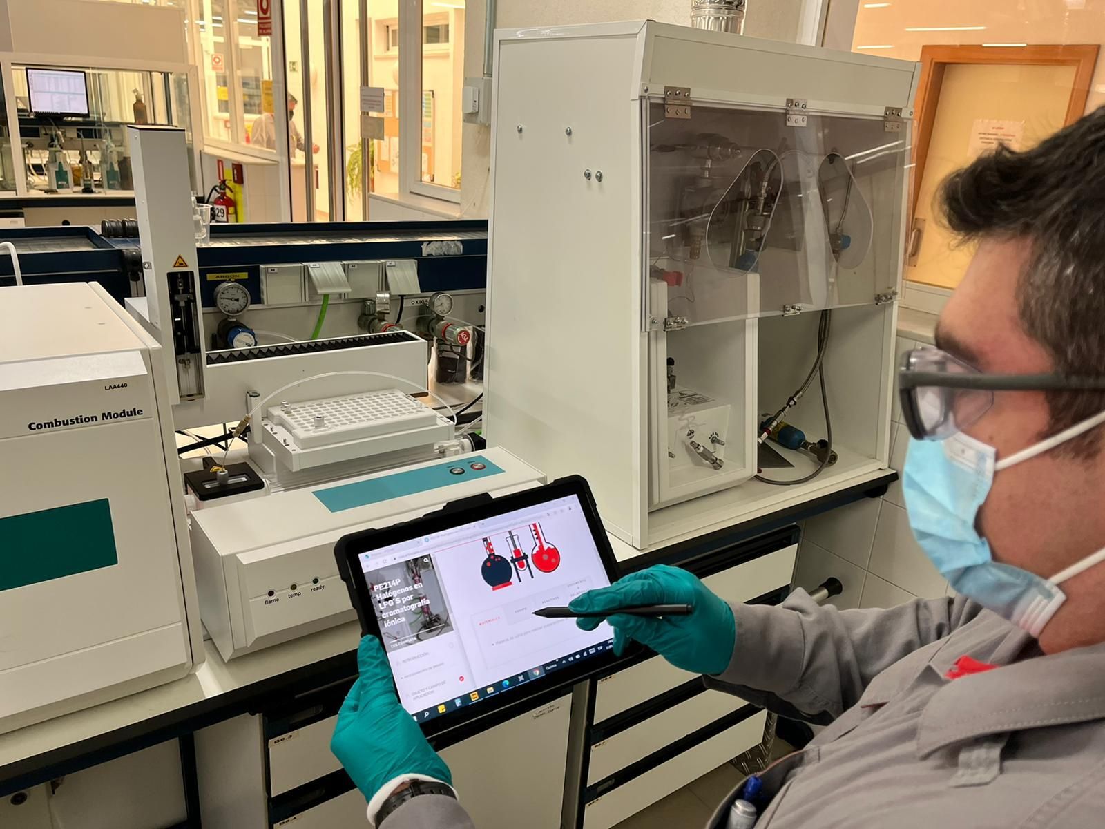 Un laboratorio en una planta de Cepsa.