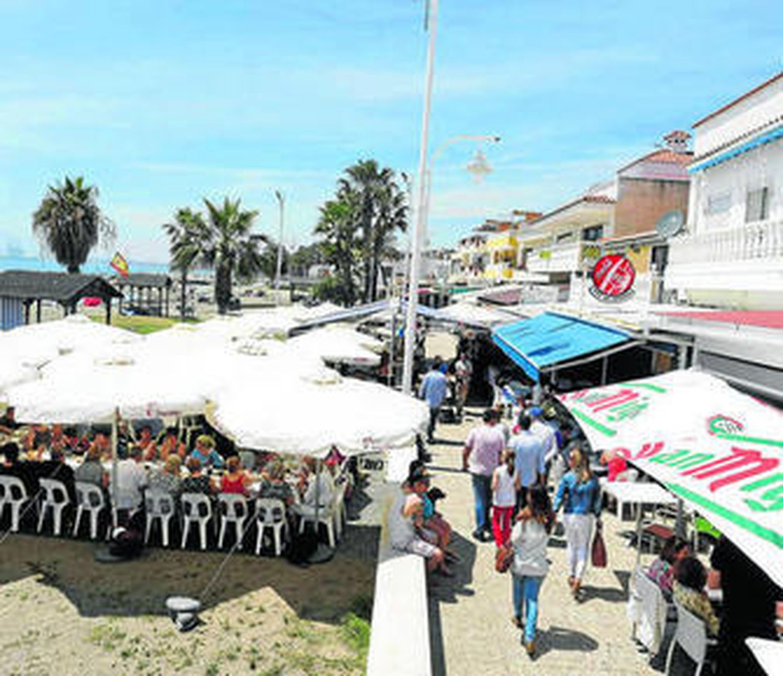 El masificado paseo marítimo de Pedregalejo, el pasado verano.
