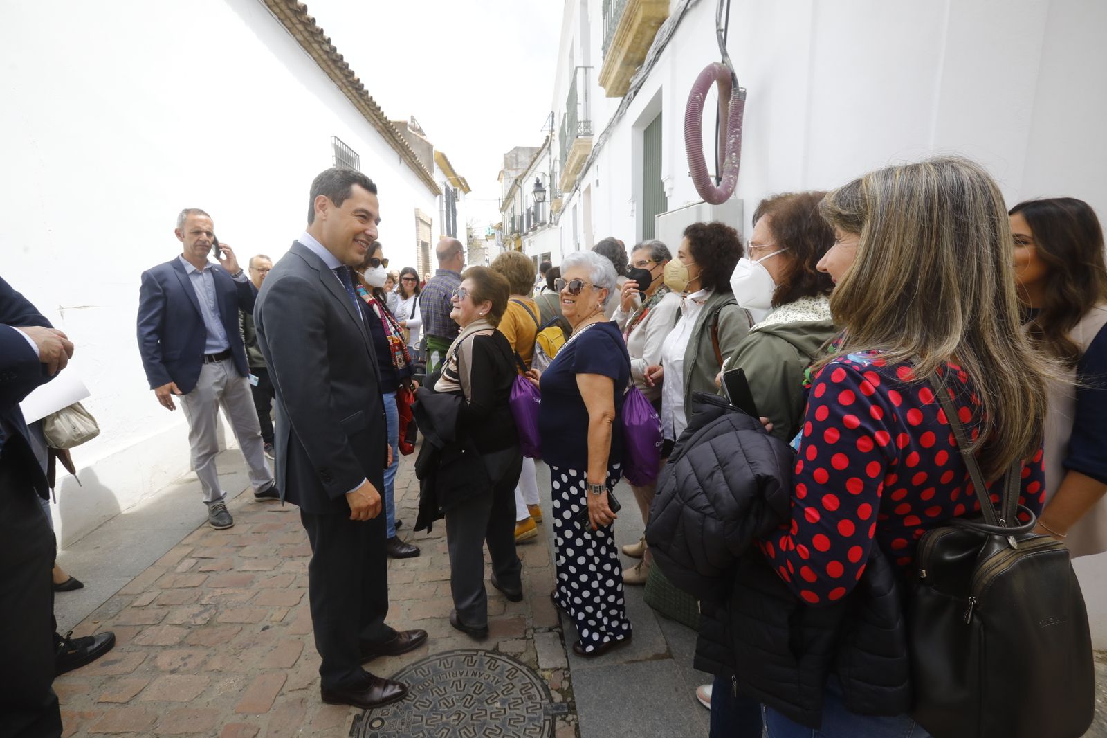 La visita de Juanma Moreno a los Patios de Córdoba, en imágenes.