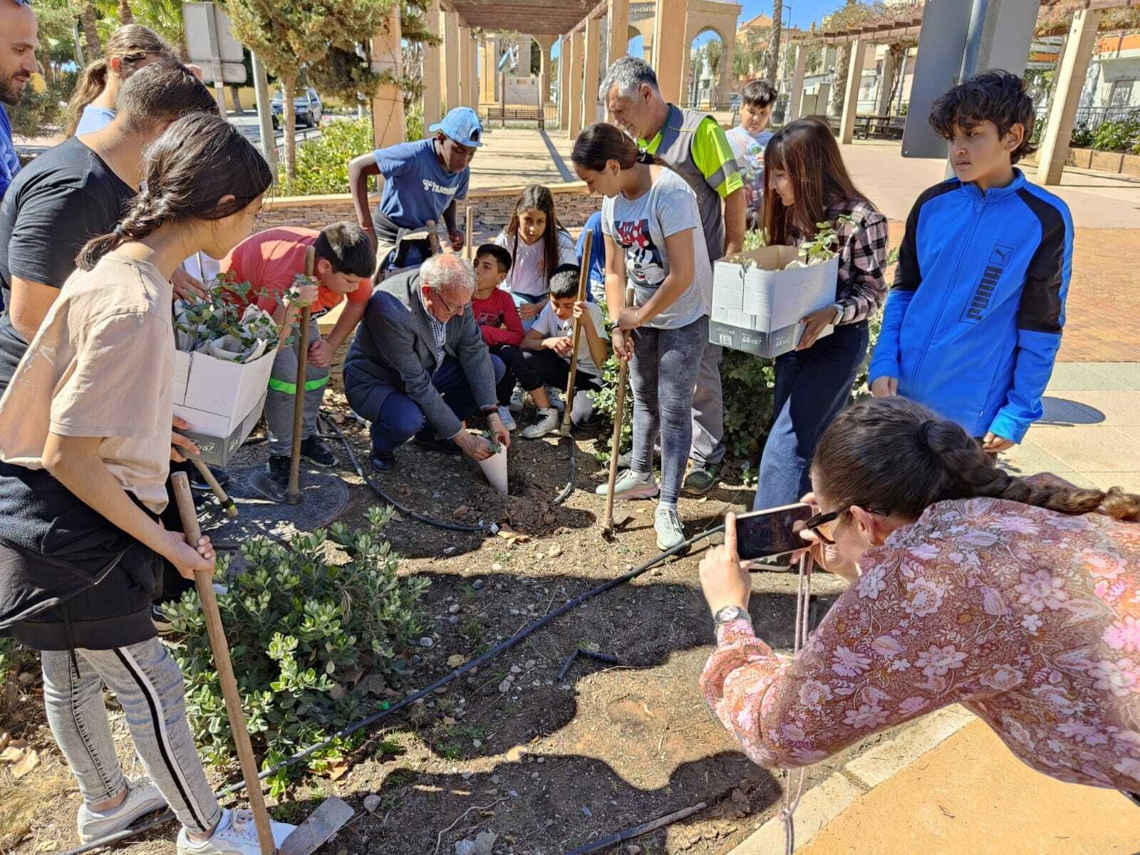 Bonilla ha participado en la plantación en el Bulevar de Vícar.