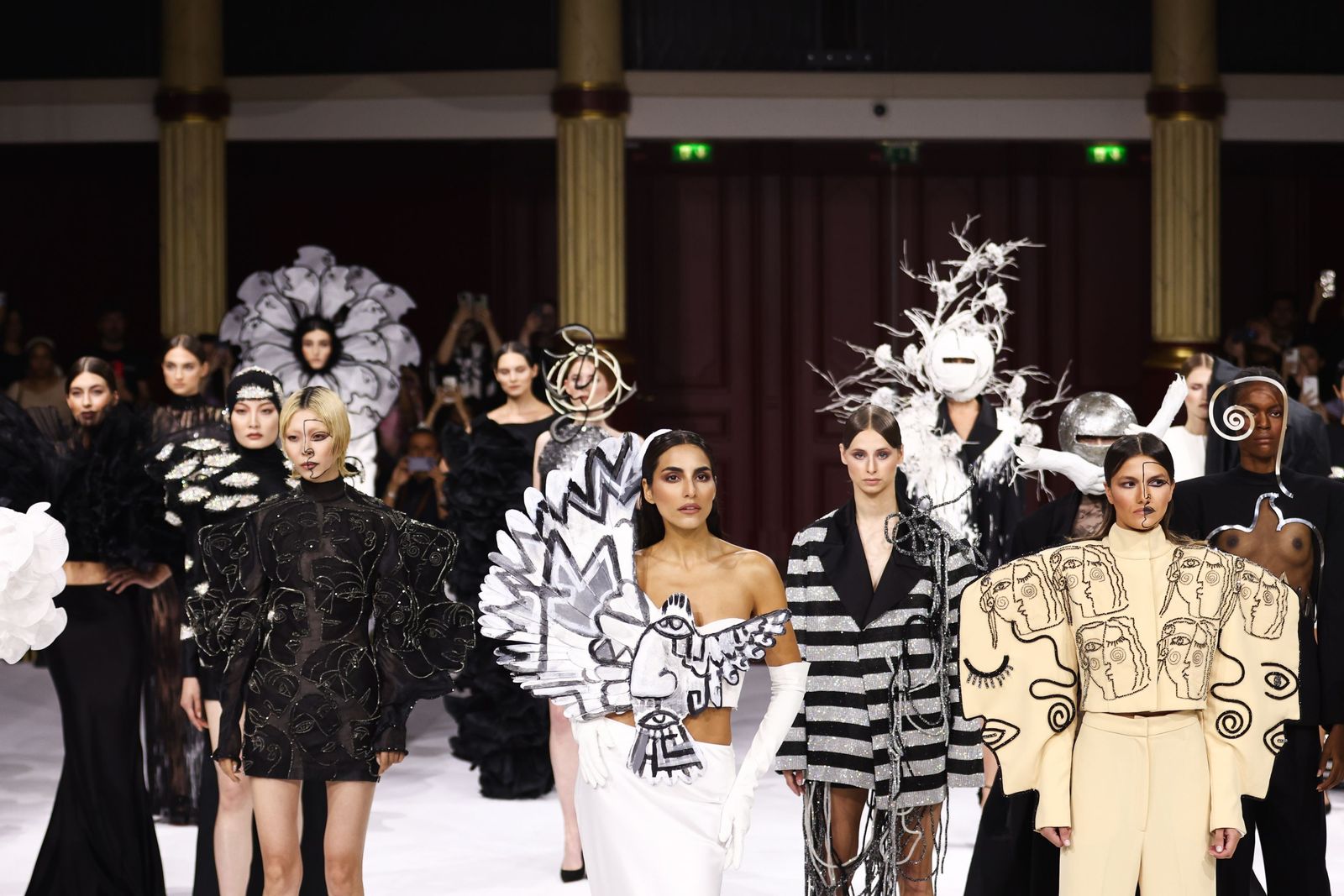 El desfile de la colección 'Fieras' de Juana Martín en París, en imágenes