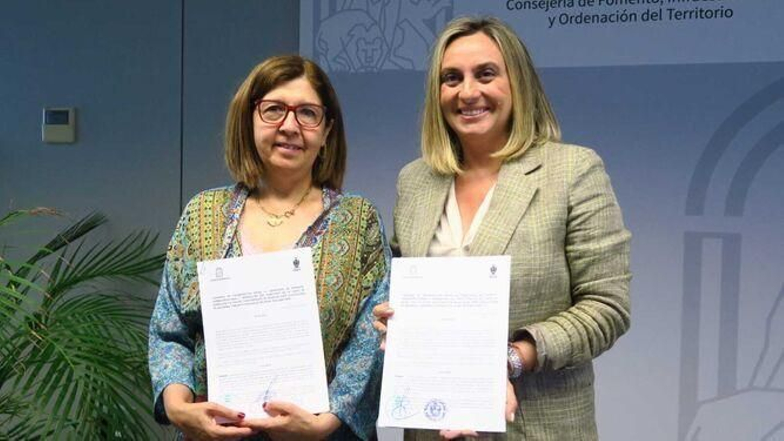 La alcaldesa, Rosa María Cano, y la consejera de Fomento, Marifrán Carazo rubricaron hace unas semanas el convenio.