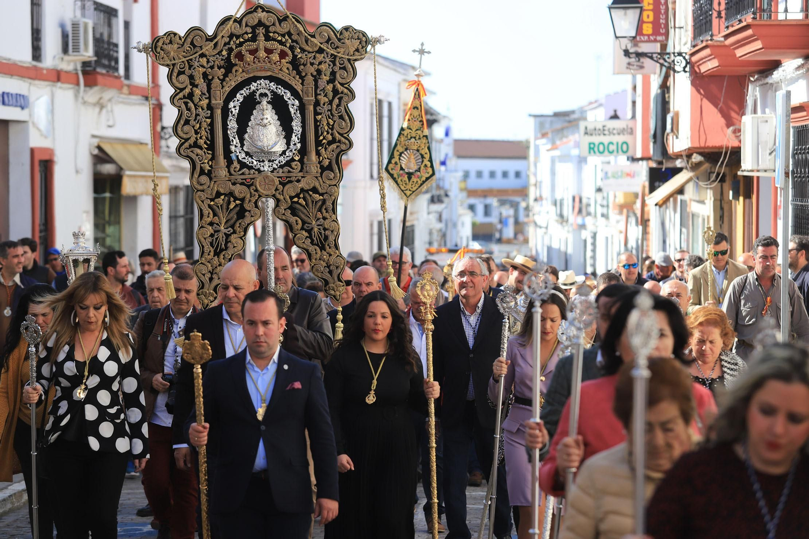 Imágenes de la llegada de la peregrinación de Emigrantes a Almonte acompañando a la Hermandad de San Juan del Puerto