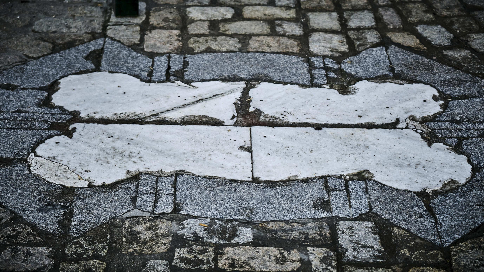 Estado del pavimento en plaza de la Catedral